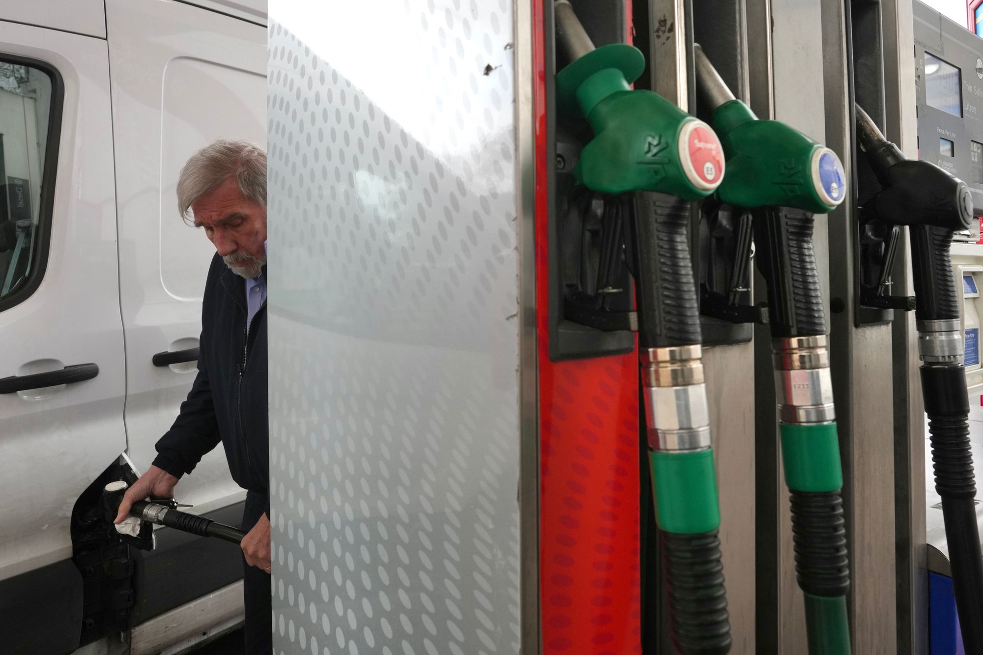 En mann fyller diesel på bilen sin på en bensinstasjon i London. Britiske myndigheter lemper på sanksjonene mot russisk råolje for å få ned prishoppet på drivstoff.