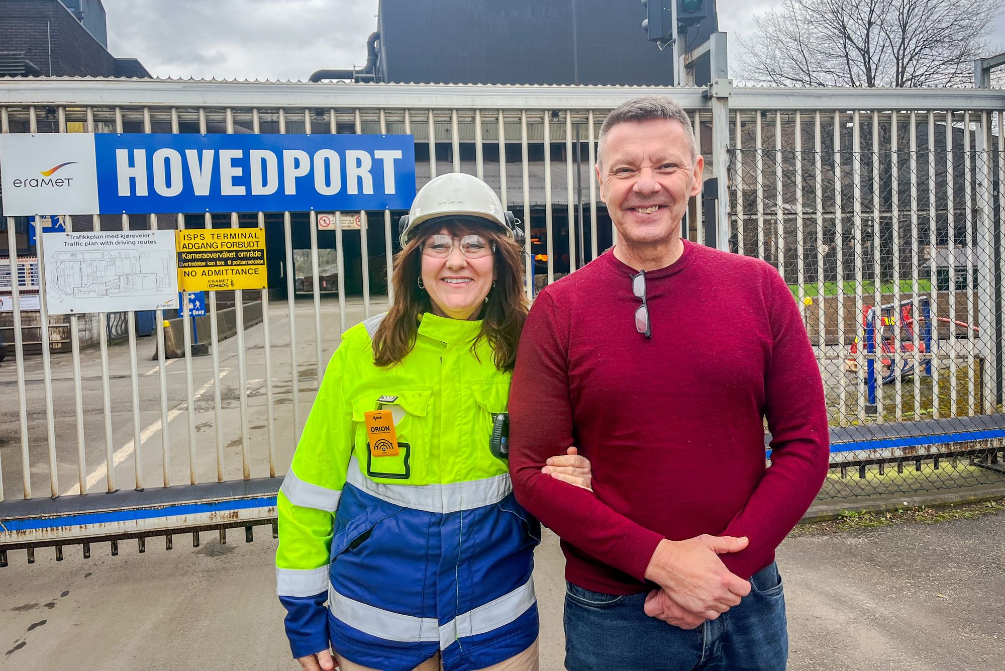 Det franske selskapet Eramet produserer mangan-legeringer i Porsgrunn, Sauda og Kvinesdal. Julia Lindland, direktør for karbonfangstprosjektene i Eramet, og kommunikasjonsdirektør Kåre Bjarte Bjelland er her foran porten til verket i Porsgrunn.