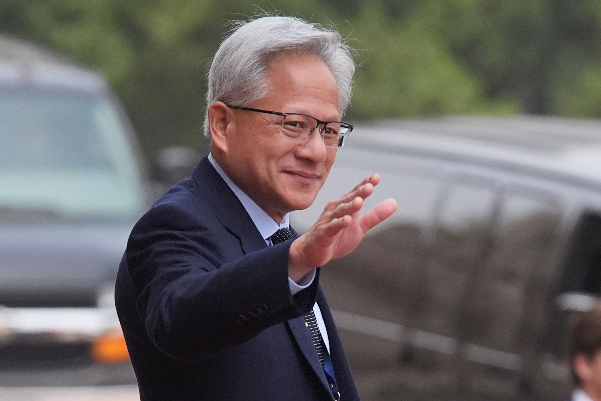 Nvidias resultat er langt bedre enn analytikerne på Wall Street hadde ventet. Her signerer Nvidia-sjef Jensen Huang en Dell-maskin.