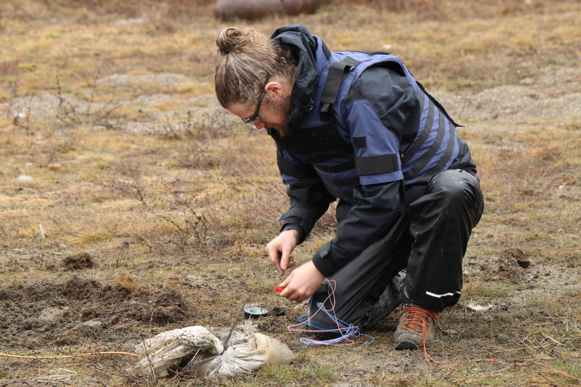 Tønnes Nygaard ville bruke robotikk til noe meningsfylt. Valget falt på minerydding. For å forstå hvorfor de er så vanskelige å bli kvitt, ble han selv sertifisert minerydder.