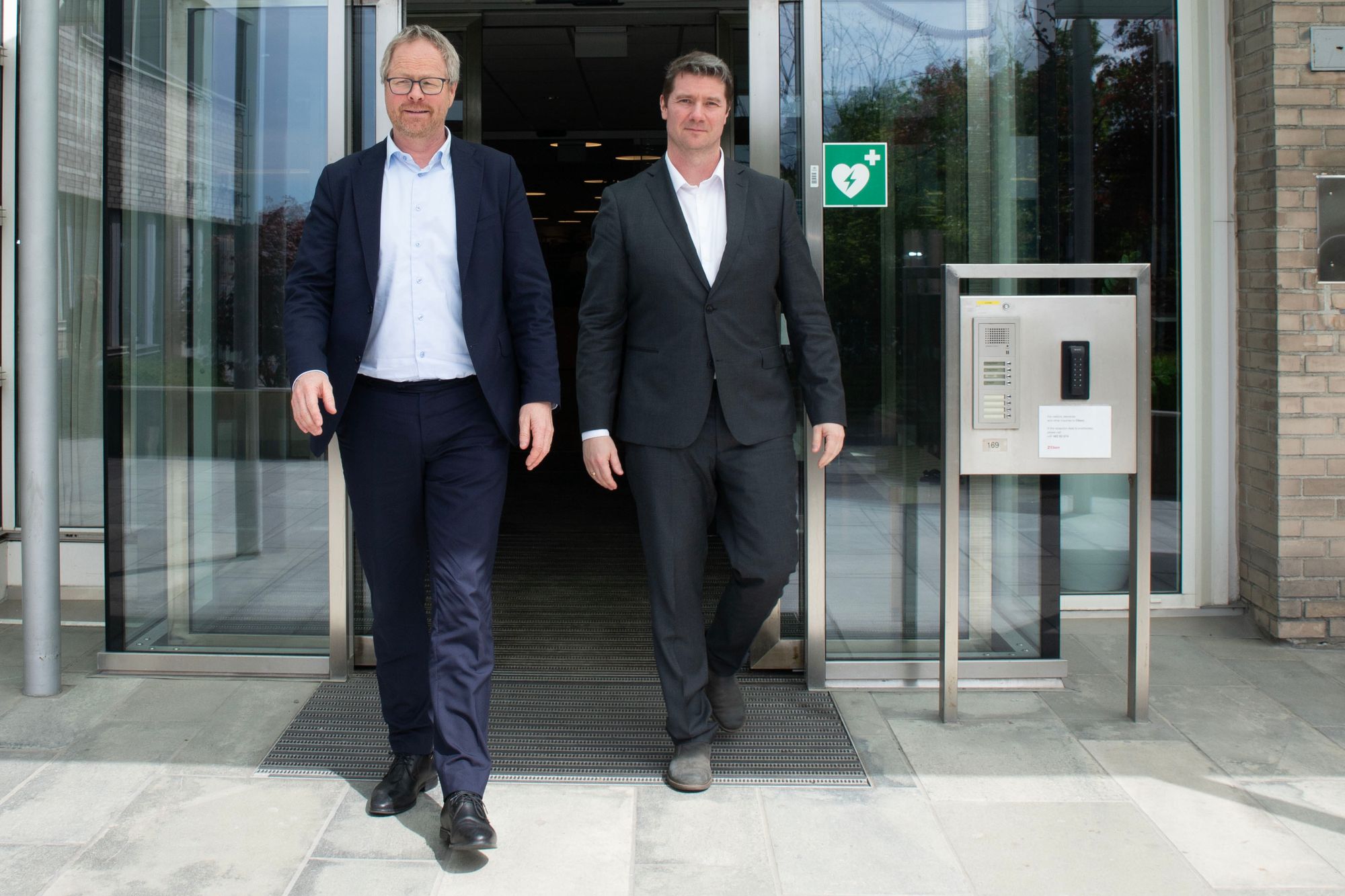 (F. v.) IT-direktør Frank Aslaksen og KI-ansvarlig Gunnar Hansen i Elkem har sammen med kolleger bygget opp KI-løsningen som skal bidra til mer effektiv drift uten å avsløre selskapets hemmeligheter.