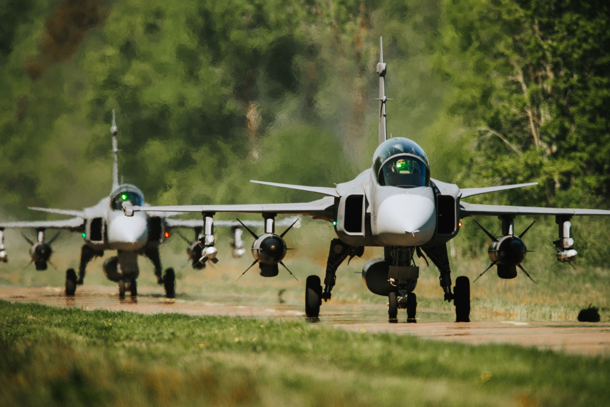 To Saab Gripen C takser på en rullebane.