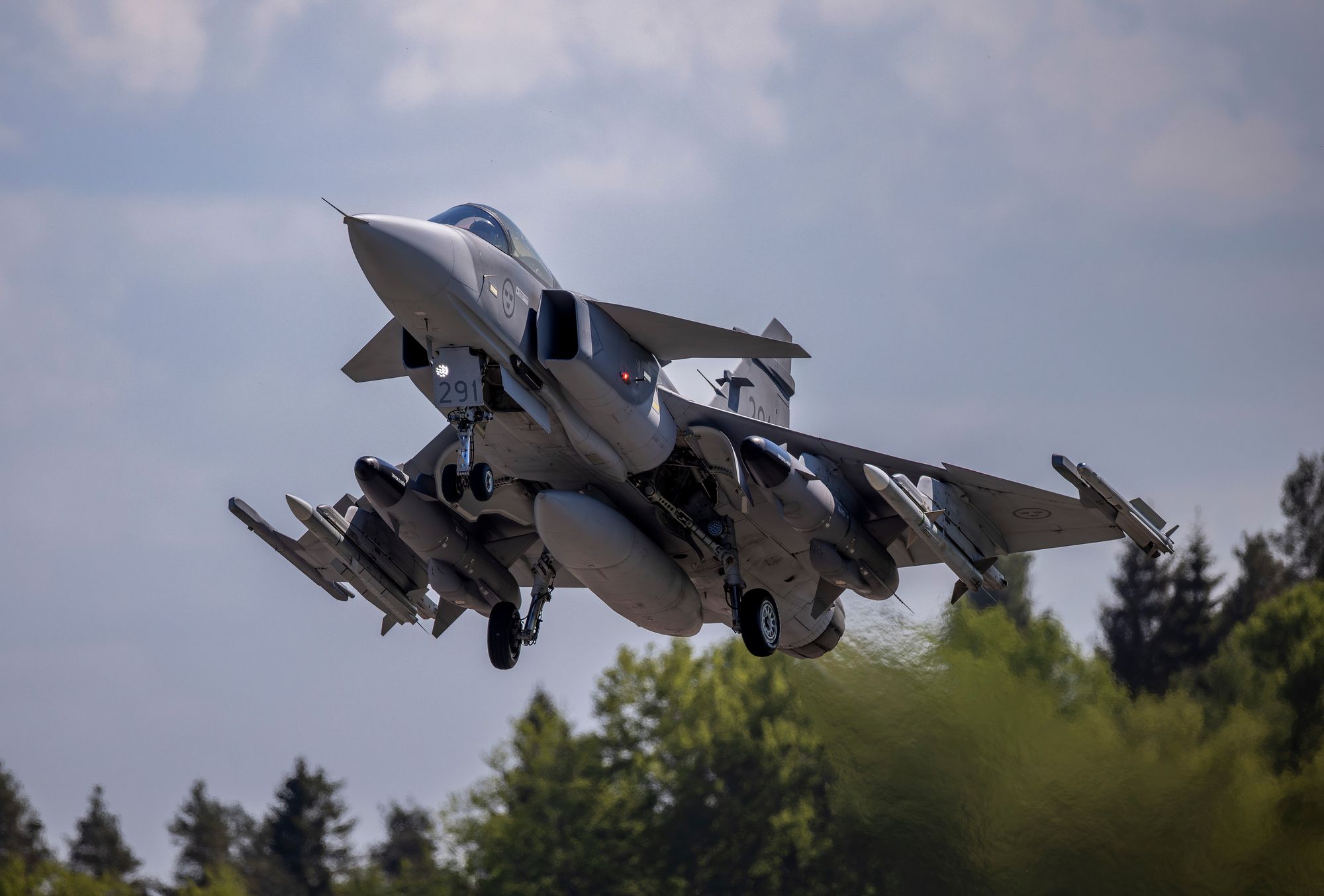 Ukrainas president Volodymyr Zelenskyj og Sveriges statsminister Ulf Kristersson under en pressekonferansen torsdag. I bakgrunnen  står et moderne Gripen E-fly, den typen som Ukraina planlegger å kjøpe.