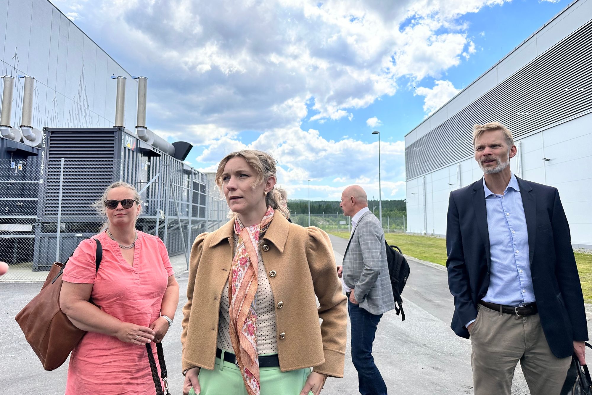 Selv om skytjenester kan ha flere fordeler, har nok mange fått et mer nyansert syn på temaet nå enn for ti år siden. Her besøker digitaliseringsminister Karianne Tung Stack Infrastructure i Fetsund.