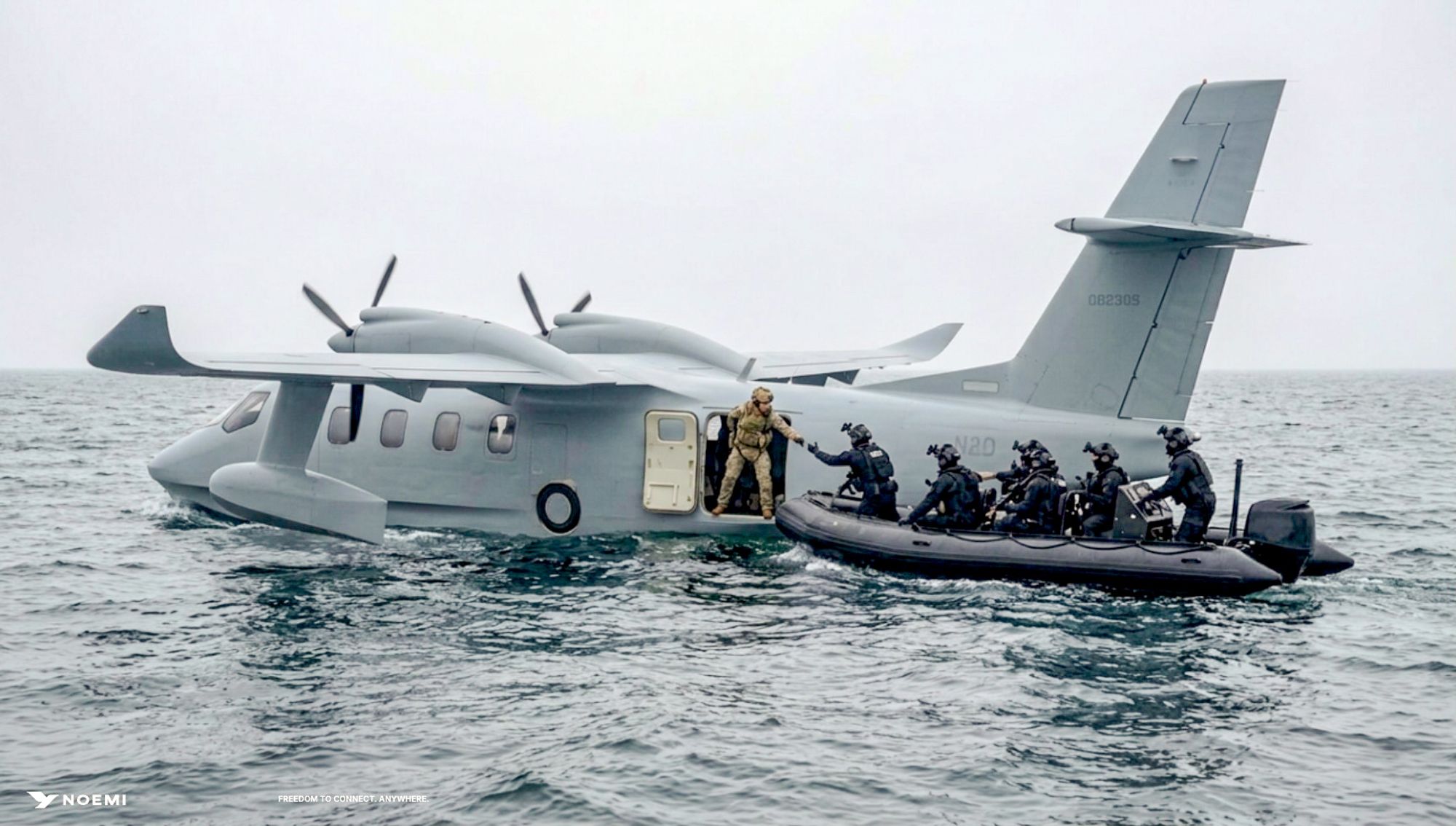 En gummibåt med soldater om bord ligger inntil den militære utgaven av Noemi Aerospace' amfibiefly.