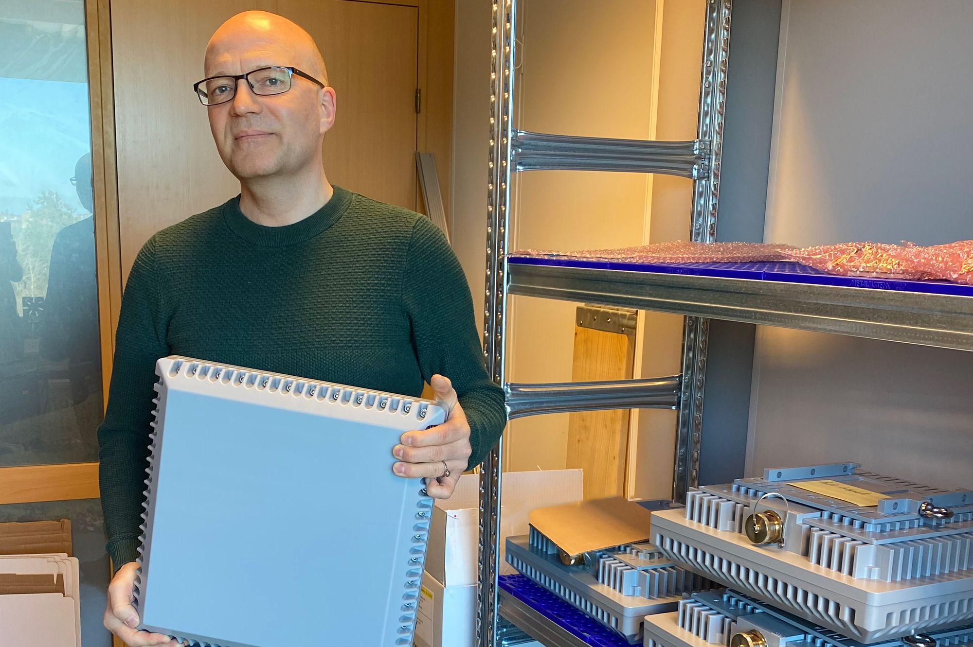 Radioingeniør Atle Sægrov er grunnlegger av Radionor Communications AS og er største eier i dag, med ca. 29,7 prosent av aksjene. Bildet er fra 2021, da han også var daglig leder, før Raymond Søderholm tok over direktørjobben i 2022. 