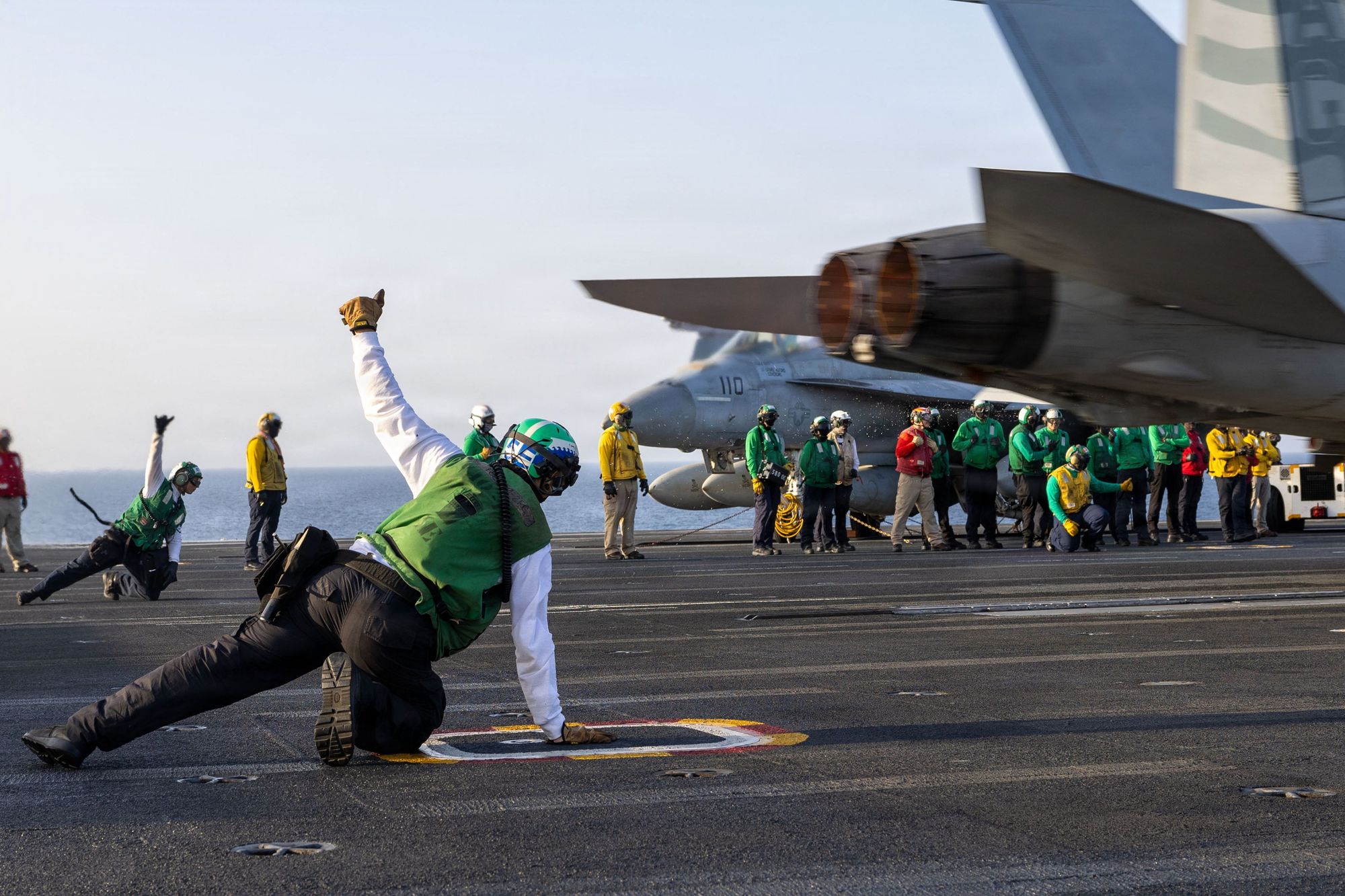 USS George H.W. Bush er et av hangarskipene USA har hatt til stede i Midtøsten denne våren. Det er ikke forbudt for amerikanske soldater å bruke private mobiler når de er utplassert, men nå har bekymrede politikere sendt et brev til Pentagon om praksisen.