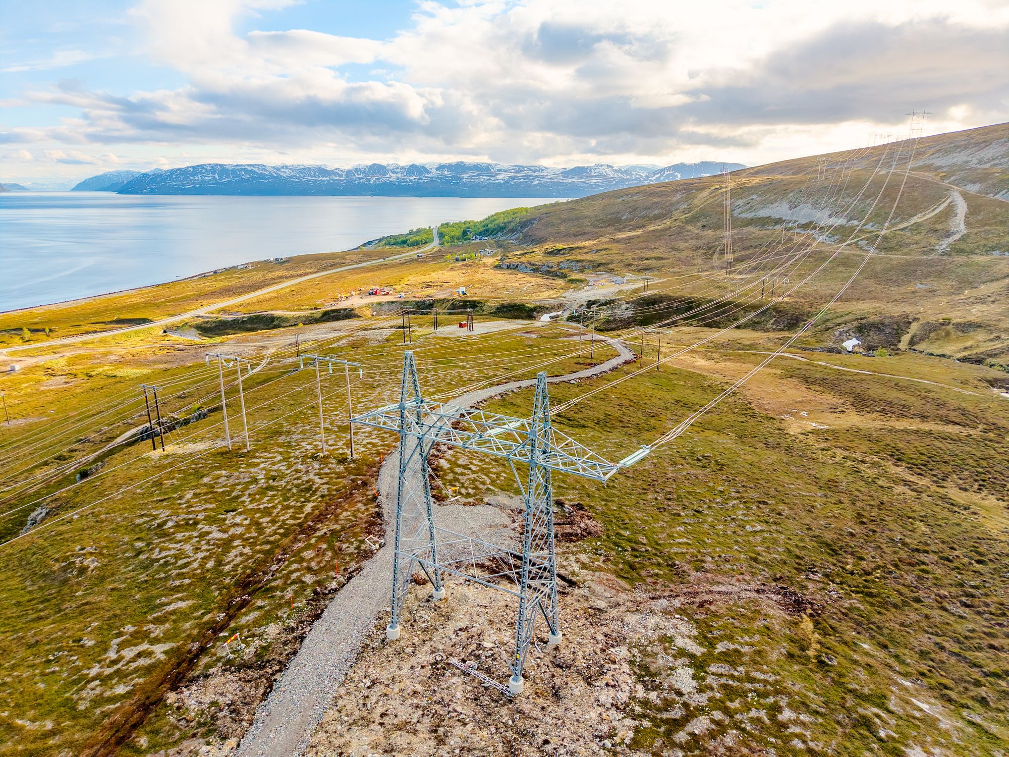 Kapasiteten i strømnettet i Nord-Norge er sprengt, og mange forespørsler om tilgang er satt på vent. I Øst-Finnmark er situasjonen særlig skjerpet. Her er 420 KV kraftlinjen mellom Hammerfest og Skaidi i Finnmark.