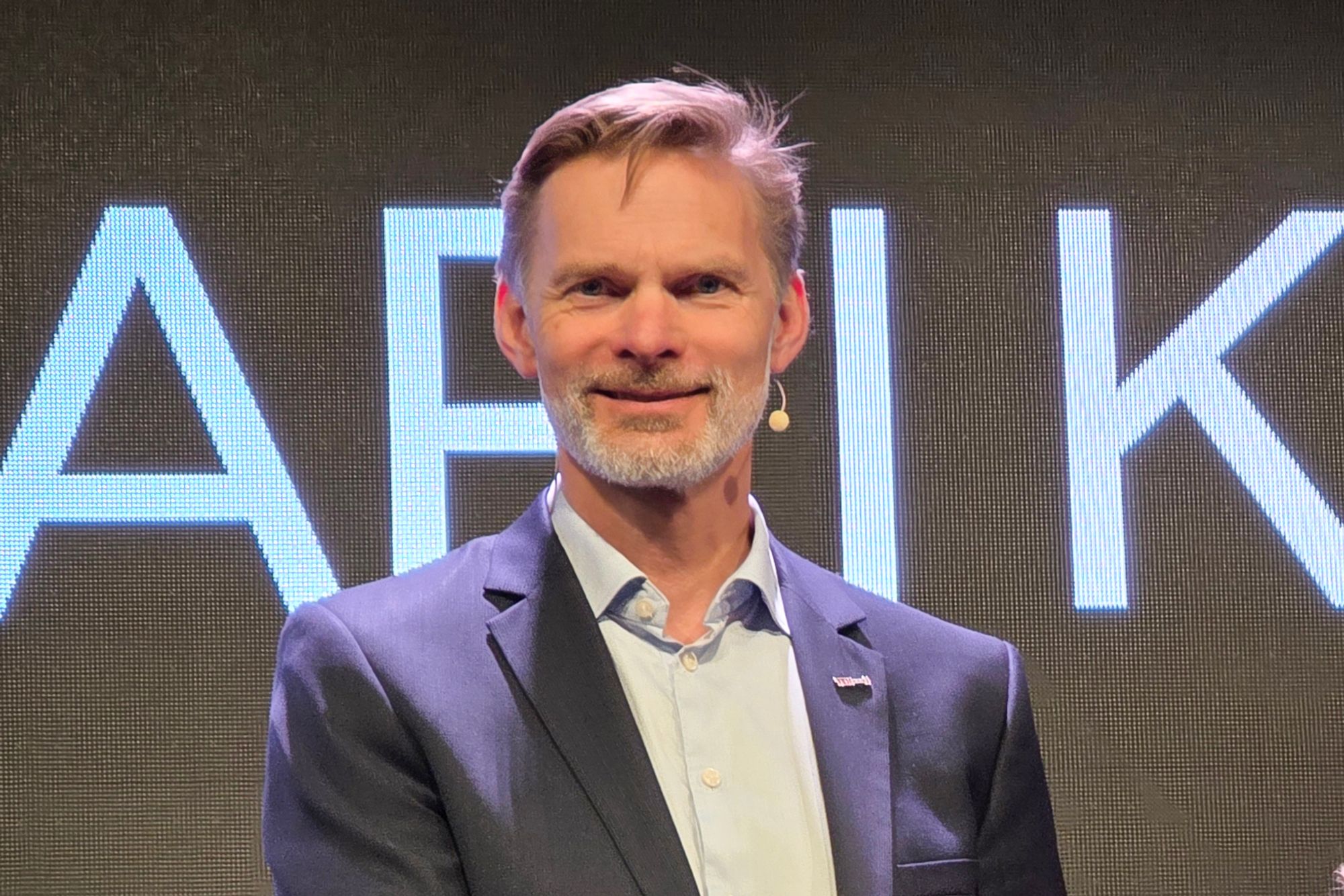 Øyvind Husby, direktør i Tek Norge, vil bruke statens innkjøpsmakt til å bygge den kompetansen landet trenger. Her overleverer han rapporten Nordisk mesterskap i KI til digitaliseringsminister Karianne Tung under Tek-konferansen 2026. Norge fikk forresten fjerdeplass i konkurransen. Eller sisteplass, om du vil.