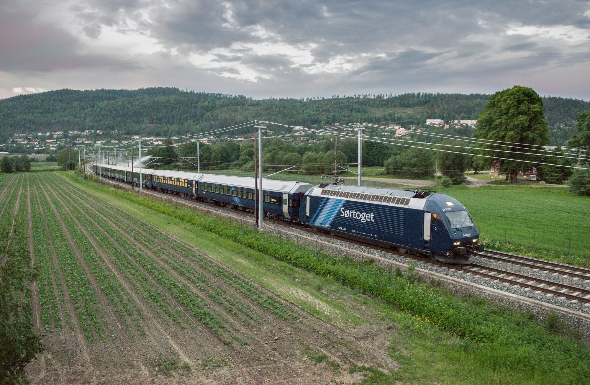 Sørtoget på vei fra Oslo til Stavanger, her ved Lier på Drammensbanen. 