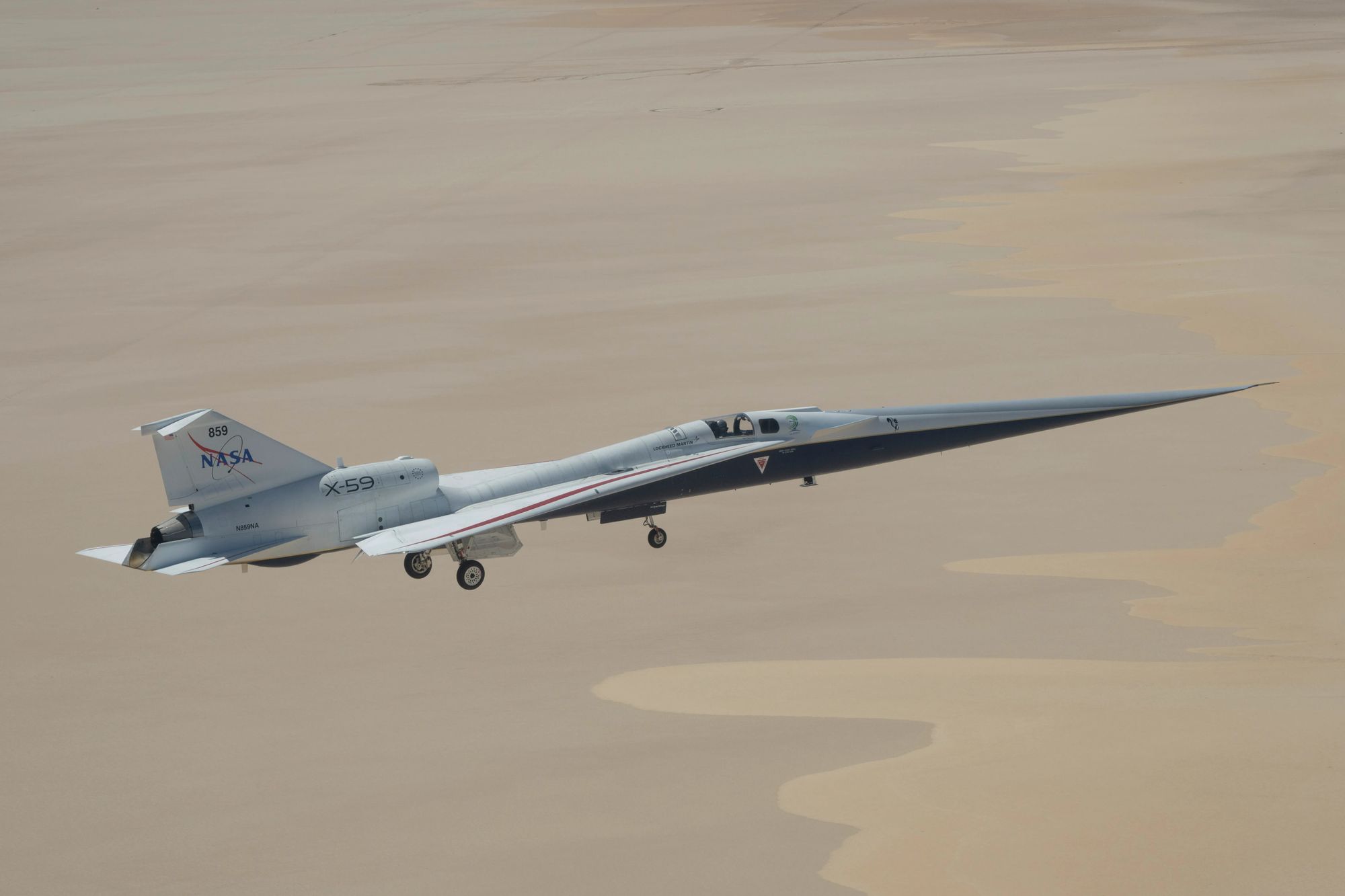 Nasas eksperimentelle X-59-fly under en testflyging.
