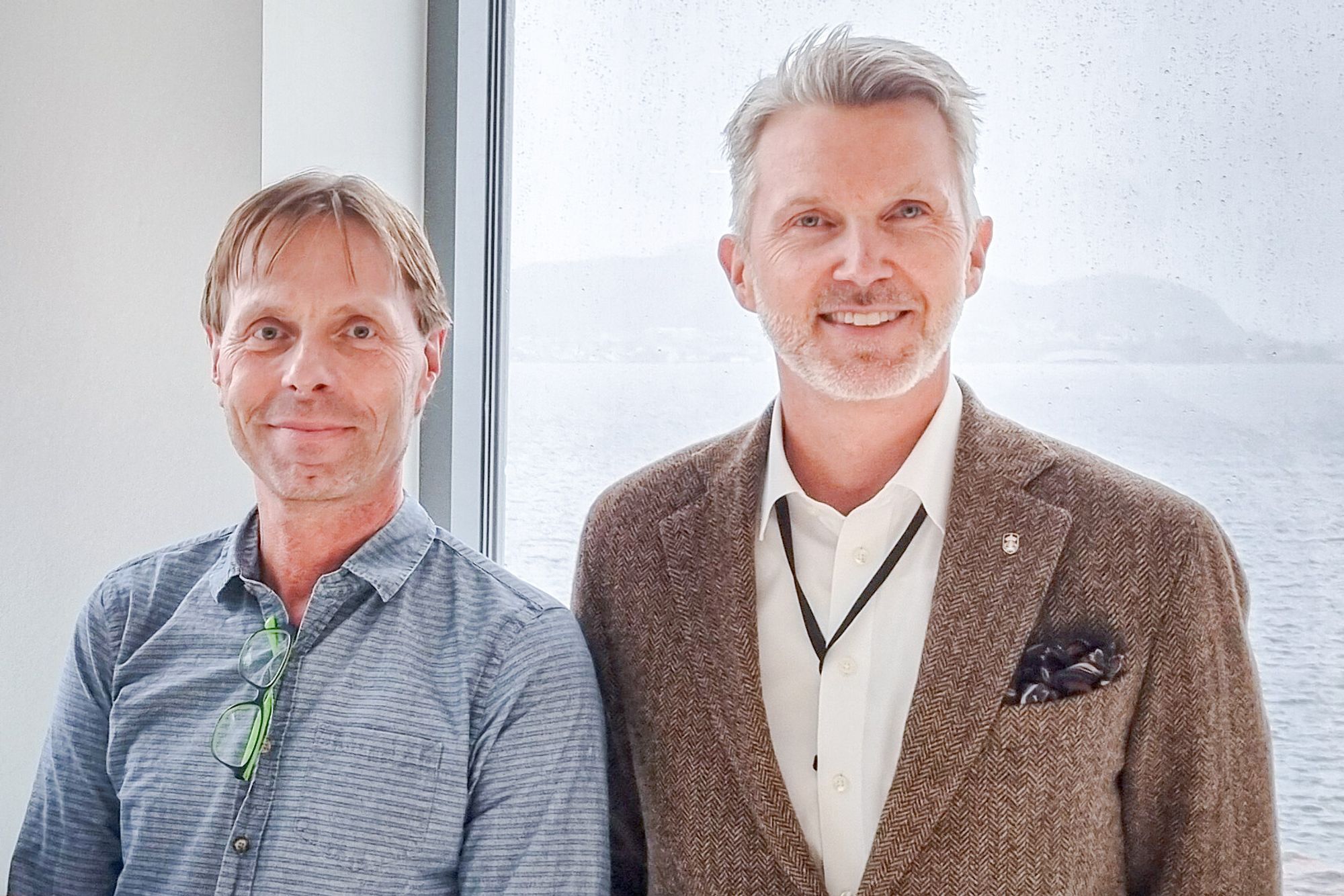 Harald Inge Johnsen (t.v.), som er Kystverkets prosjektsjef for Stad skipstunnel, og kystdirektør Einar Vik Arset ventet på kake for å feire helgens budsjettforlik da TU ringte mandag formiddag.