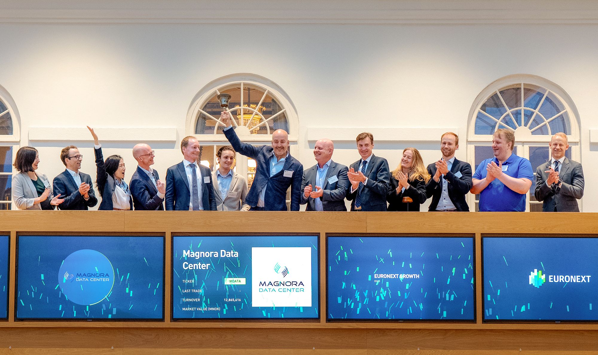 Styreleder Erik Sneve i Magnora Data Center ringte i morges i børsbjellen sammen med sine kolleger for å markere noteringen av selskapet på Euronext Growth Oslo.