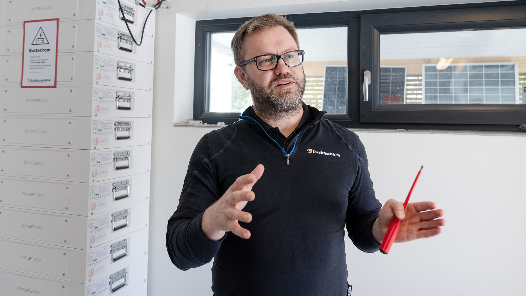 Strømberg innrømmer å ha fått batteriet sitt billig gjennom jobben. – Men et batteri er en god investering selv om man må betale fullpris, hevder han.