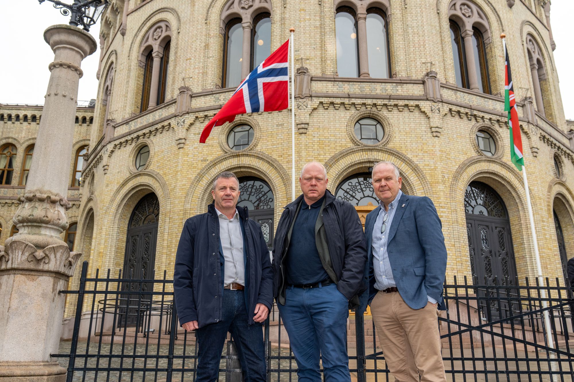Ordfører i Bokn kommune, Egil Magne Våge (f.v.), gruppeleder for Rogaland Sp, Harald Løland, og daglig leder i Haugaland Vekst, Sigmund Lier, fulgte havvinddebatten på Stortinget tirsdag. De måtte dra skuffet hjem igjen. 