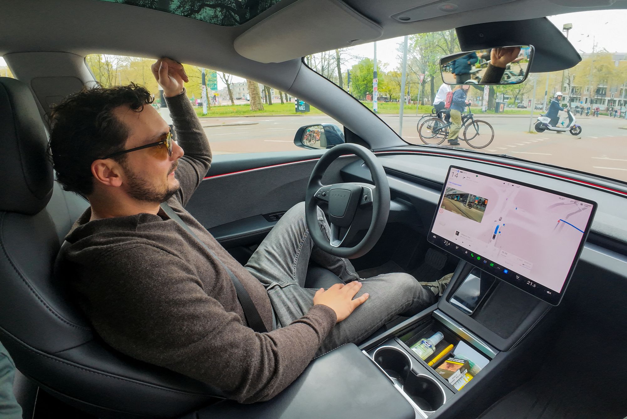 Danmark blir fjerde land i Europa som tillater Teslas selvkjøringssystem. Her kjører Kees Roelandschap i Nederland da det ble tillatt der i april.
