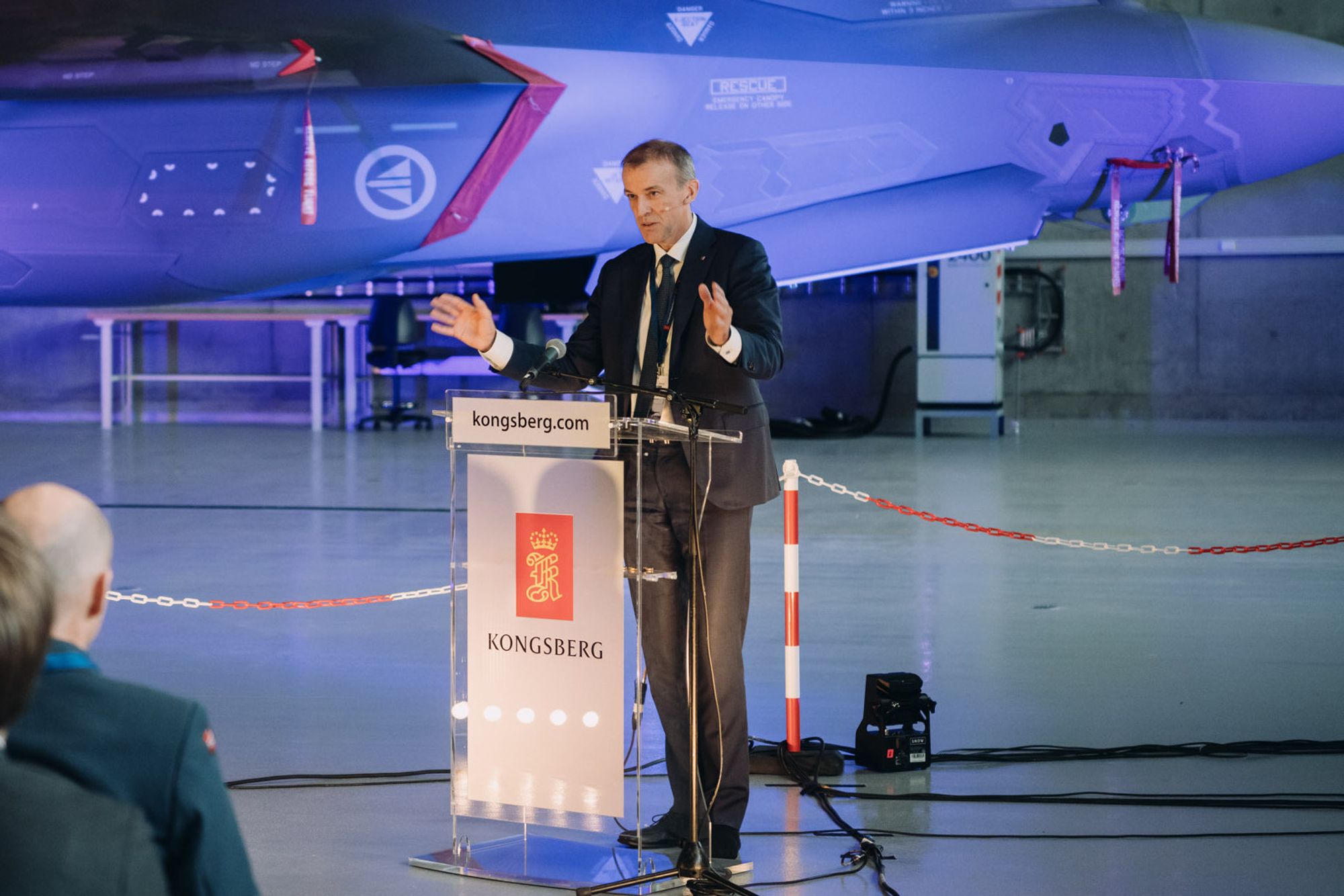 Erik Lie, administrerende direktør i Kongsberg-Gruppen, har tro på at selskapet skal vokse kraftig framover. Her er han under åpningen av det nye vedlikeholdsdepotet for F-35 på Rygge flystasjon i fjor.