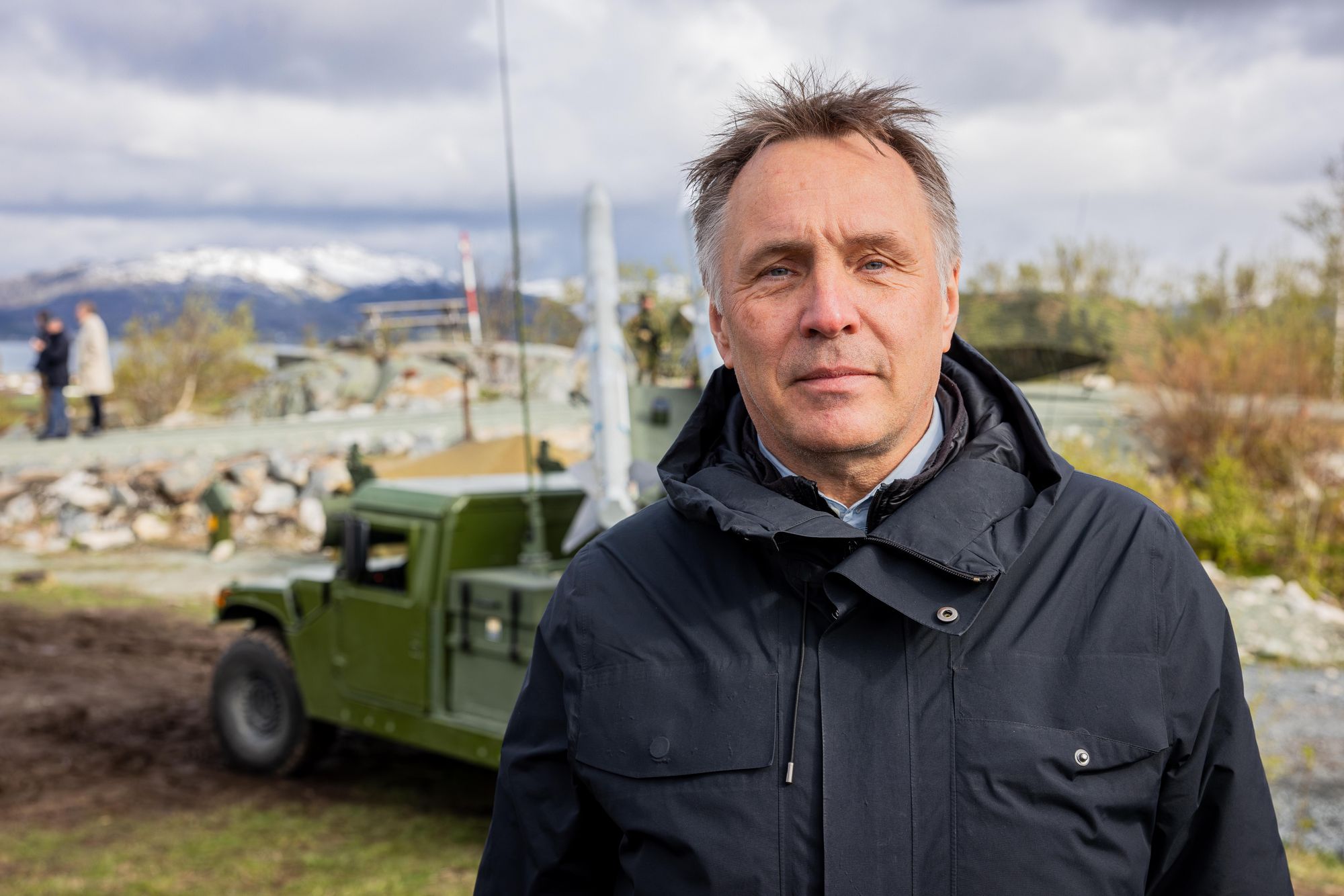 Forsvarsminister Tore Sandvik på Ørland i mai.