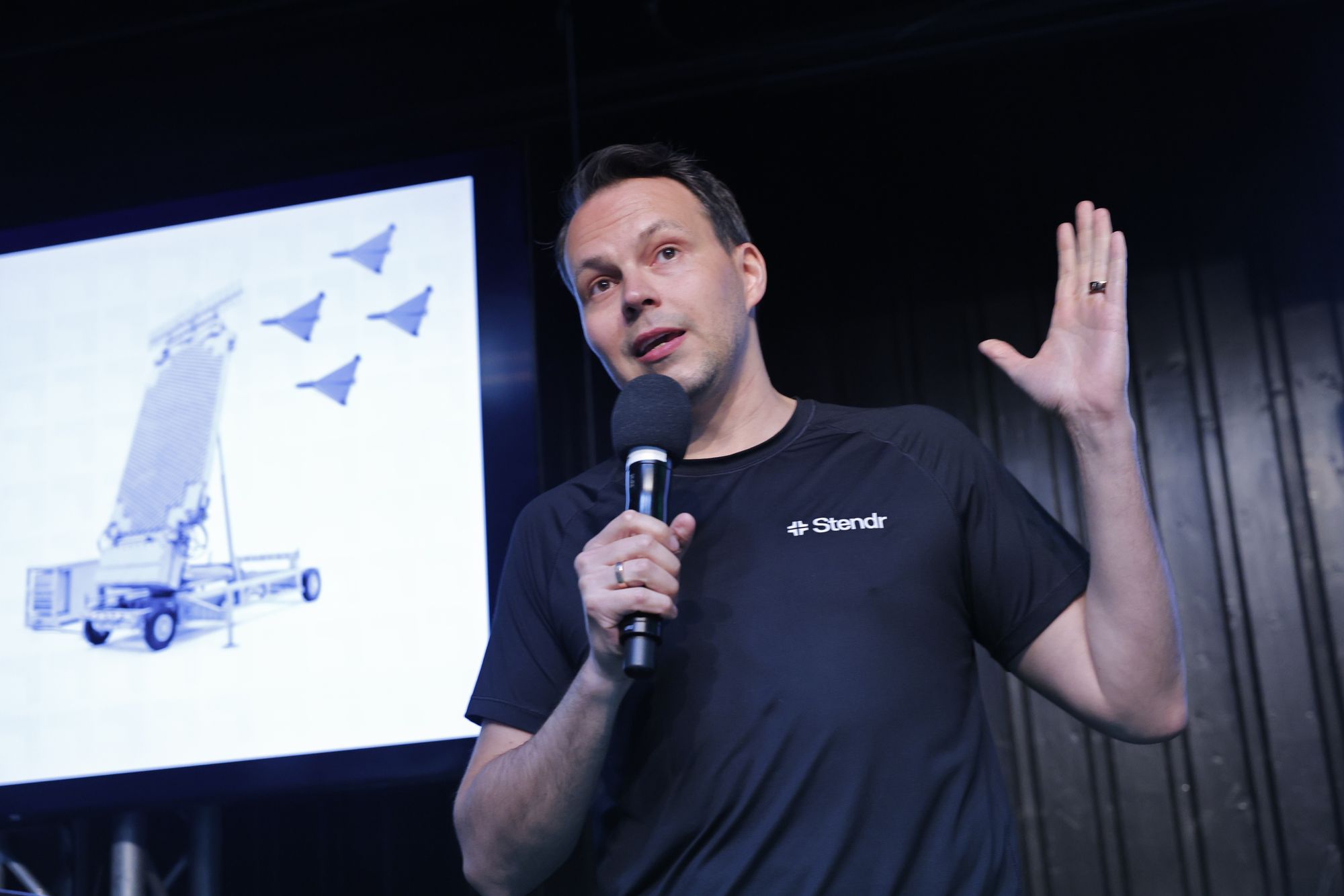 Aleksander Leonard Larsen, gründer av Stendr, på scenen under Kongsberg Agenda i 2026.