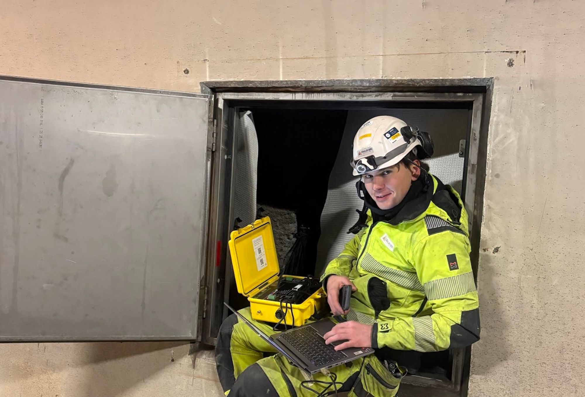 Her har prosjektleder for Cautus Geo på Strindheimtunnelen, Torje Fostås, gjort de siste justeringene i den nattestengte tunnelen.