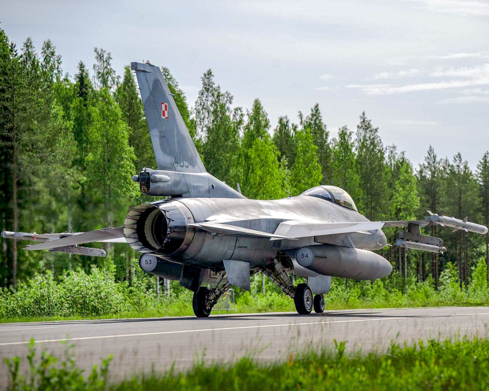 Polsk F-16-fly står klar til avgang på veibasen ved Tervo i Finland i juni 2026.