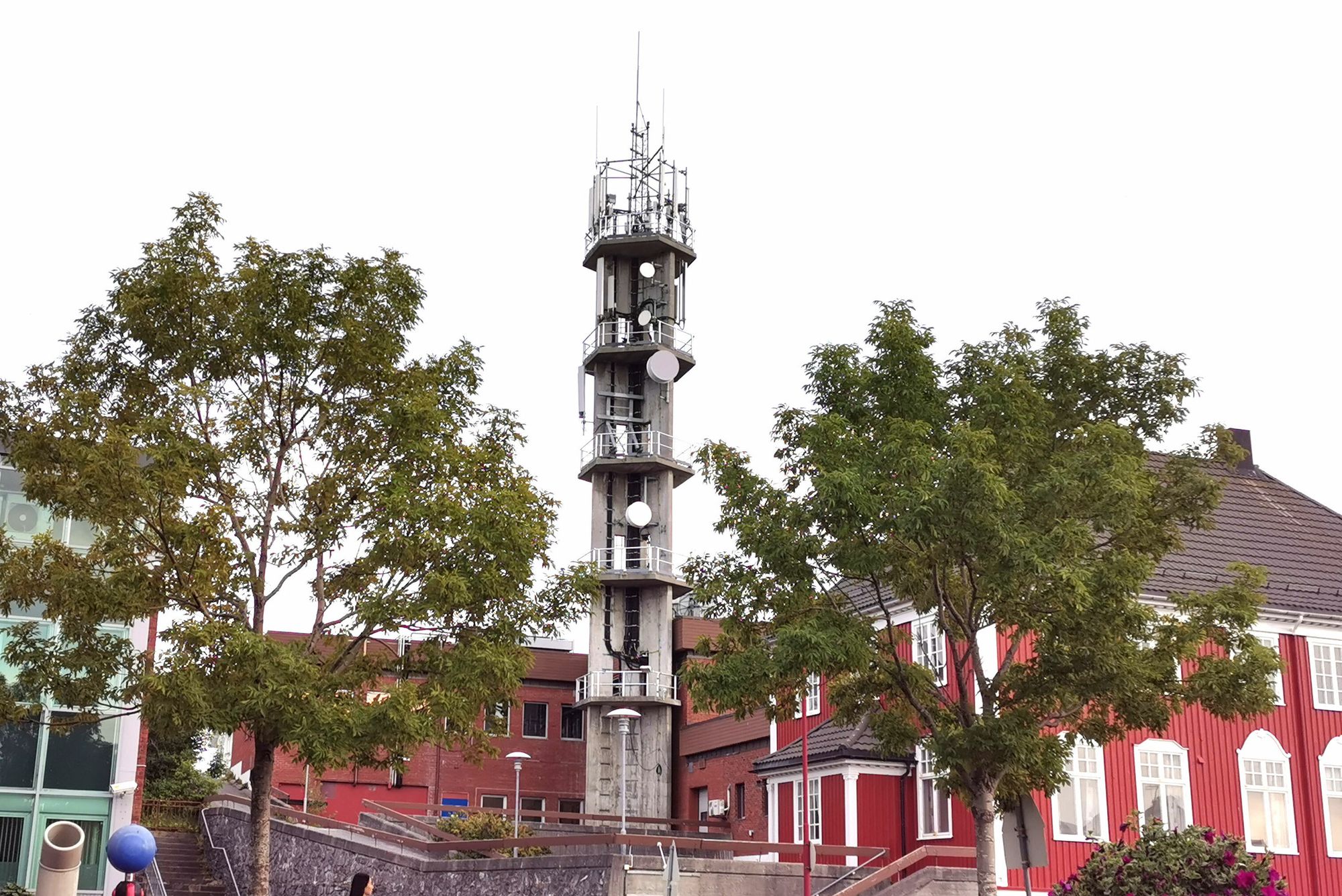 Det skal brukes mye penger på å gjøre mobilnettene mer robuste. Her illustrert ved et antennetårn i Brønnøysund.