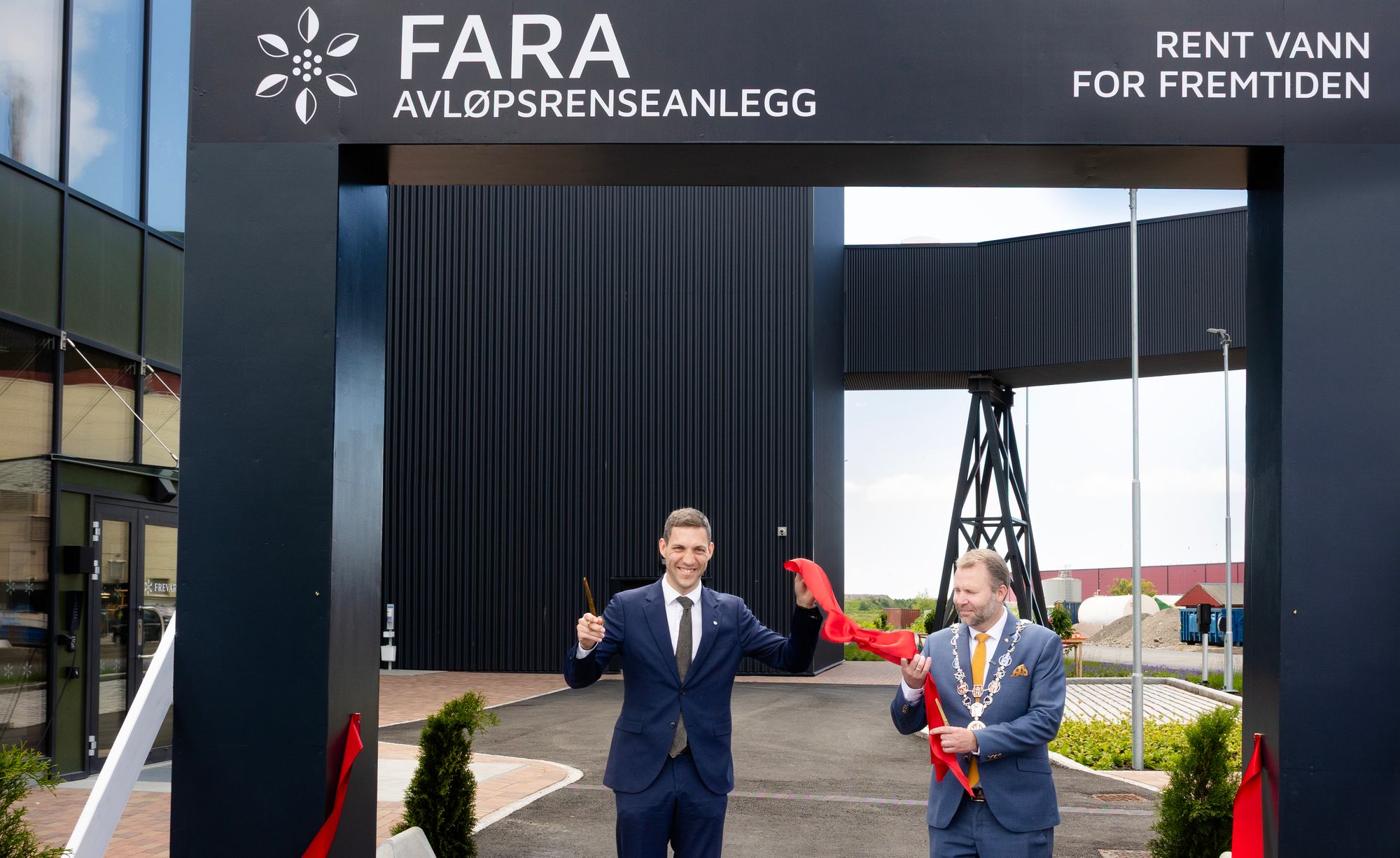 Klima- og miljøminister Andreas Bjelland Eriksen klippet snora og åpnet det nye kloakkrenseanlegget, sammen med Fredrikstads ordfører. Ordføreren i Sarpsborg var ikke til stede. 