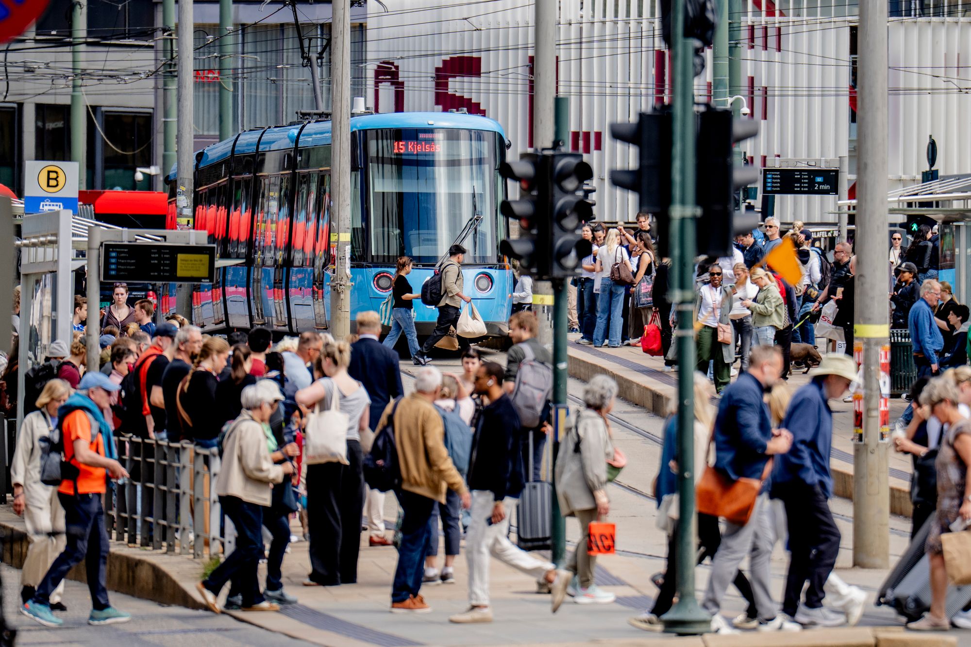 Kjelsås-trikken på Jernbanetorget. Et strømbrudd rammet store deler av Oslo sentrum tirsdag ettermiddag, noe som blant annet fikk konsekvenser for kollektivtrafikken.