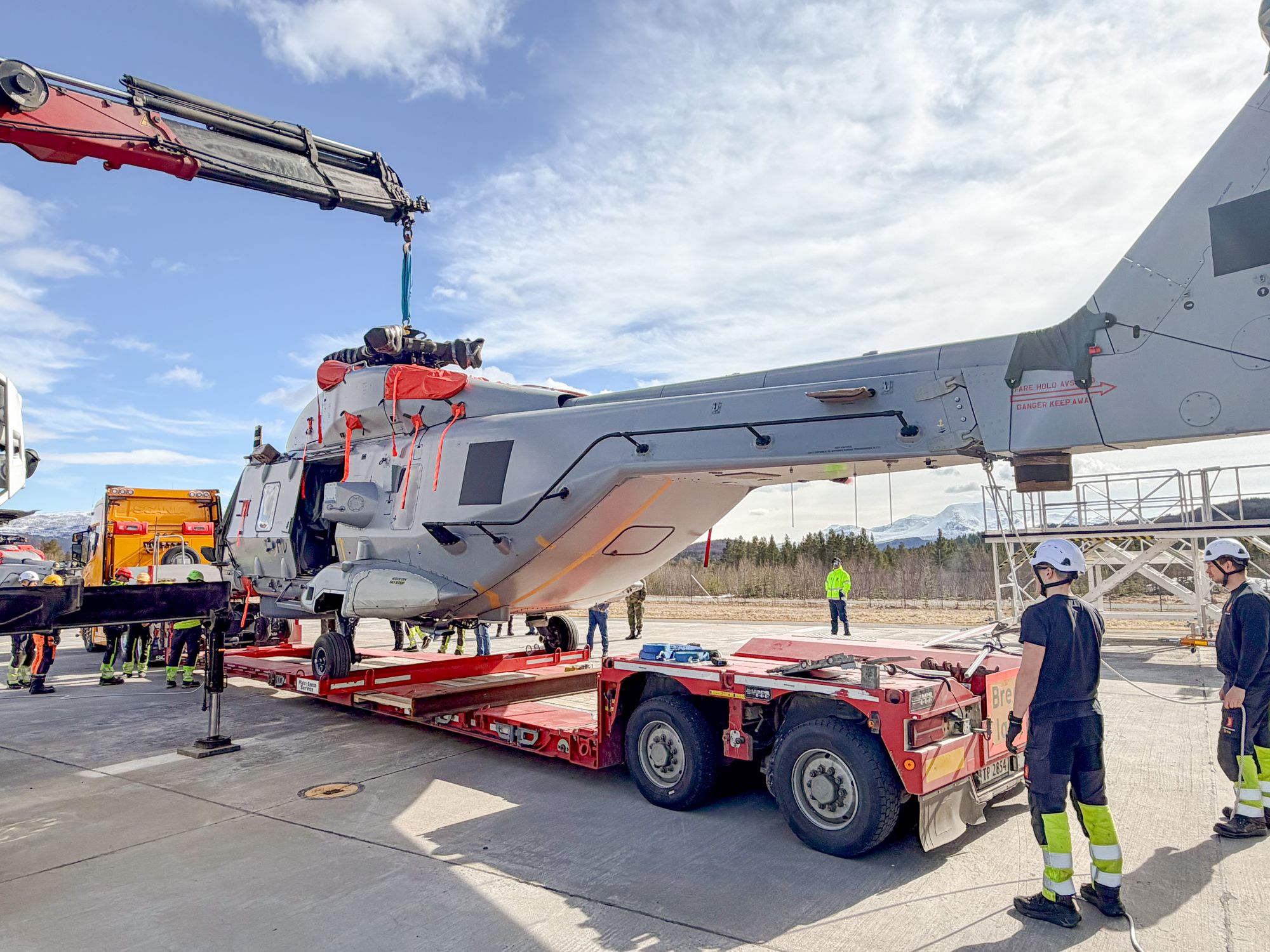 Her blir et NH90-helikopter lastet for transport fra Bardufoss i mai.