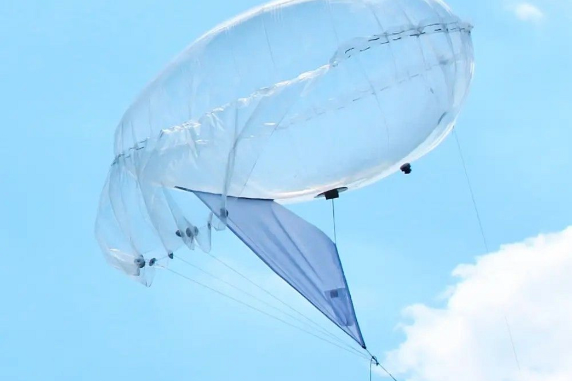 Det er ballonger som denne, fra ukrainske Aerobavovna, det ryktes at blir brukt som del av det nye hybridvåpenet.