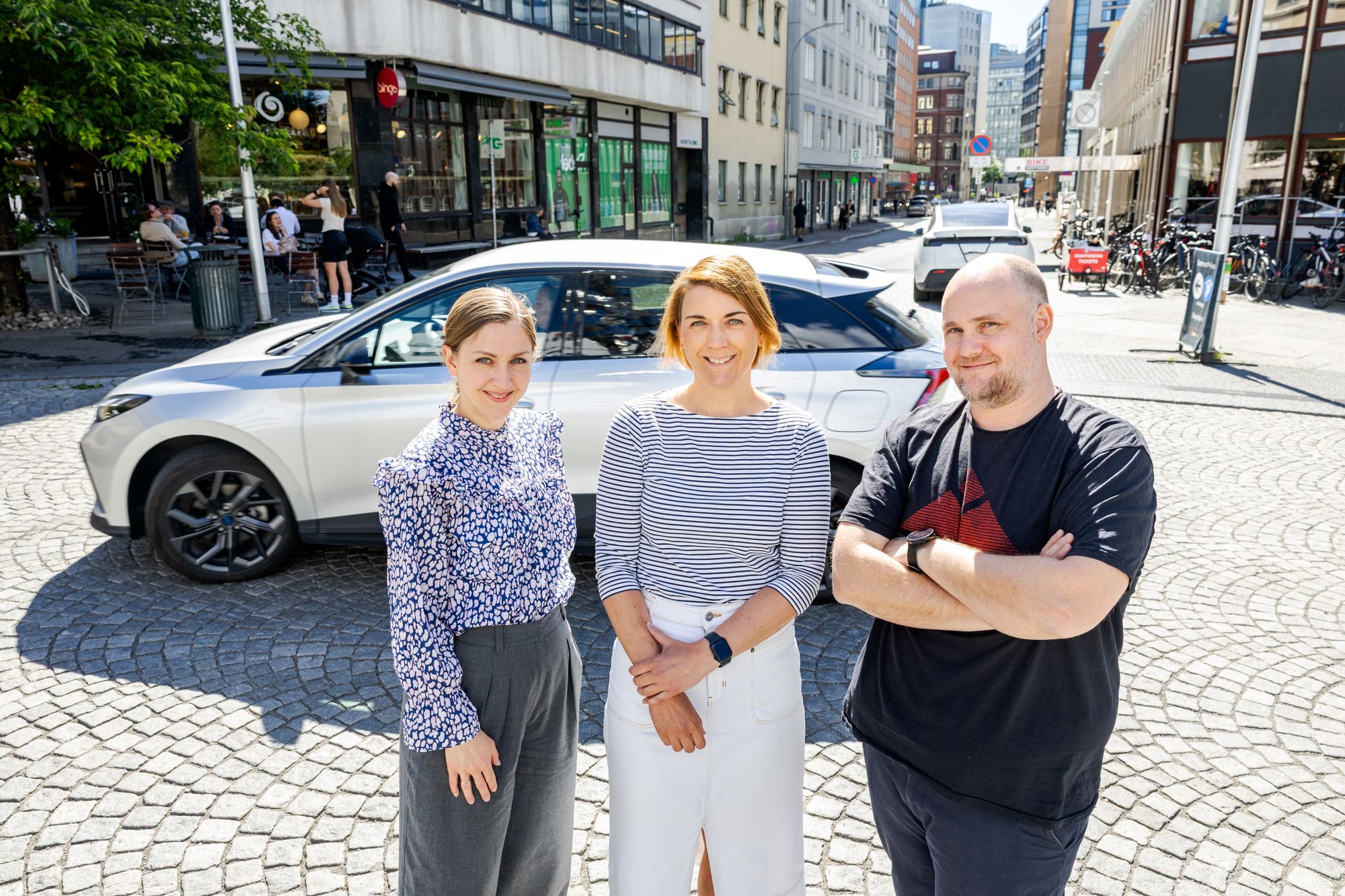 Leder i Norsk elbilforening er Christina Bu (i midten) forteller om økende elbilsalg verden over, med unntak av i USA. Journalist Marius Valle har lest seg opp på tallene for Norge. Podkasten ledes av TUs Ellen Viseth.