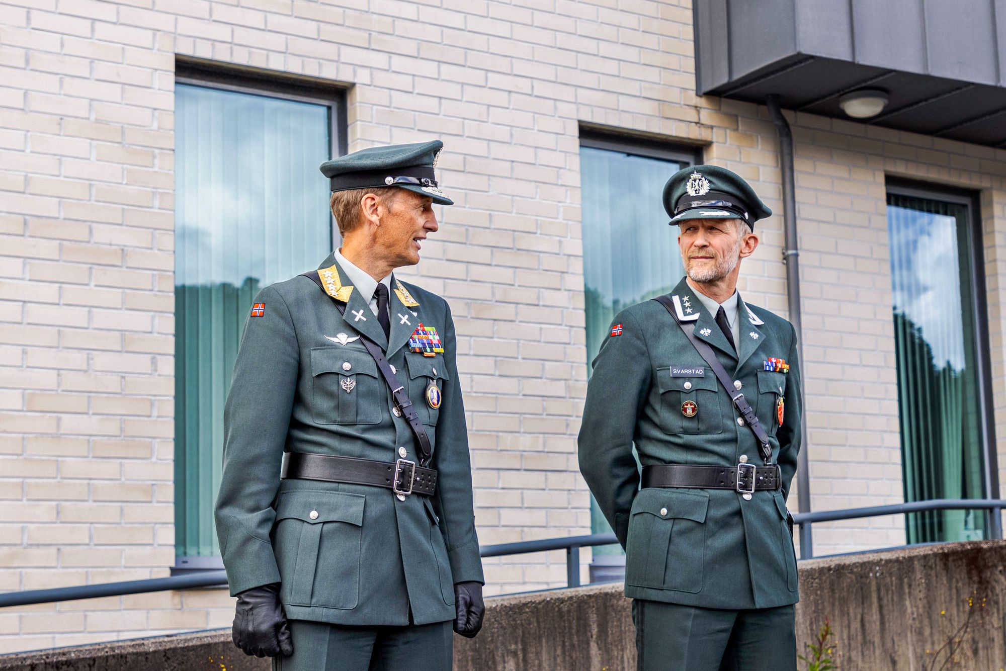 Pål Harald Svarstad (t.h) blir ny nestkommanderende i Cyberforsvaret. Her med forsvarssjef Eirik Kristoffersen. 