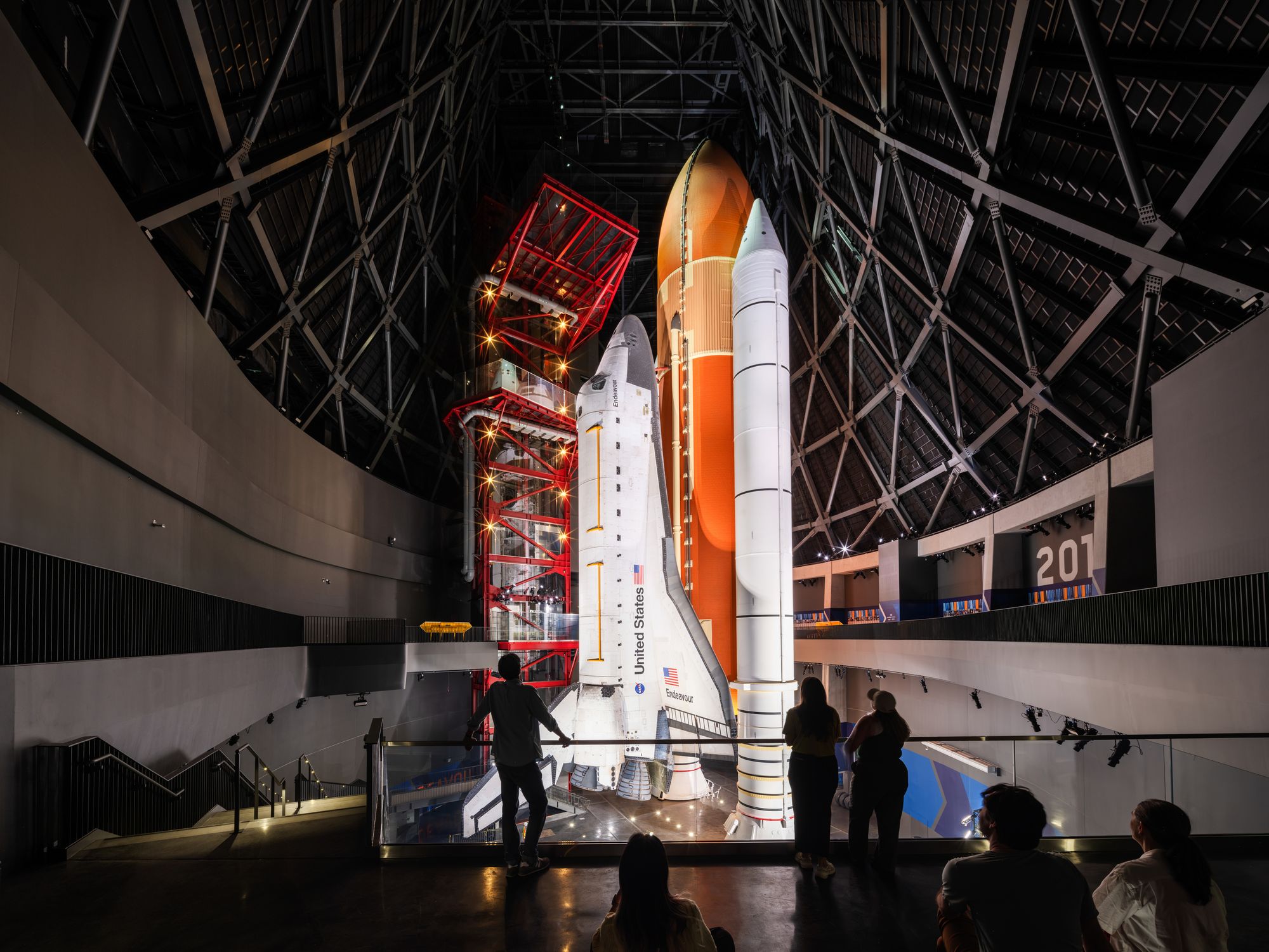Romfergen Endeavour er nå utstilt i Samuel Oschin Air and Space Center ved California Science Center.