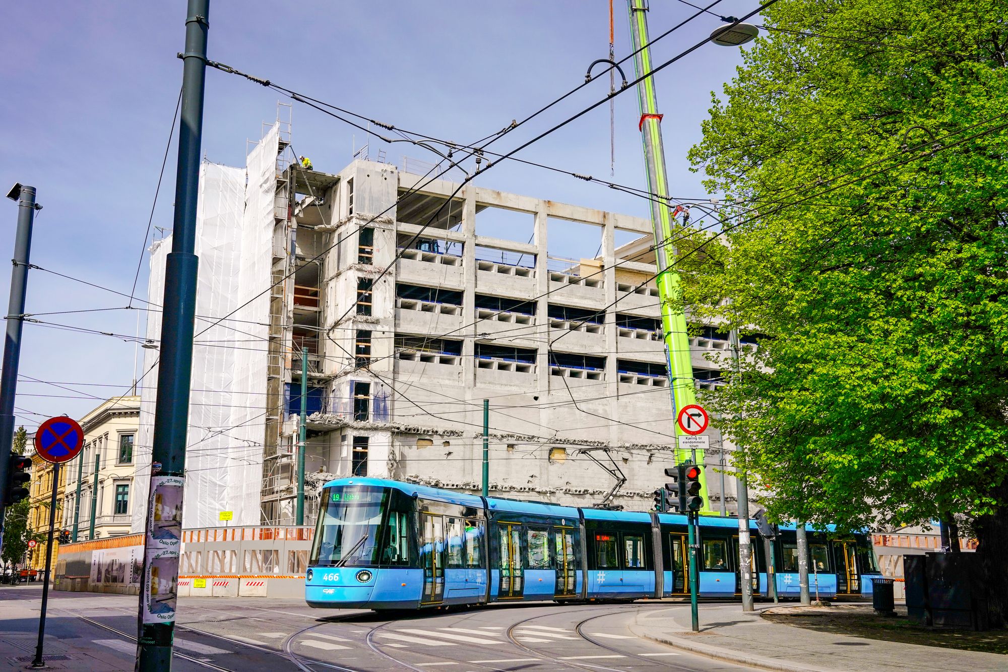 Rivingen av Paleet parkeringshus i Fred Olsens gate ved Oslo S er i gang. Olav Thon-Gruppen og Bane Nor Eiendom skal bygge et nytt kontorbygg der på ca. 17.000 kvm. 