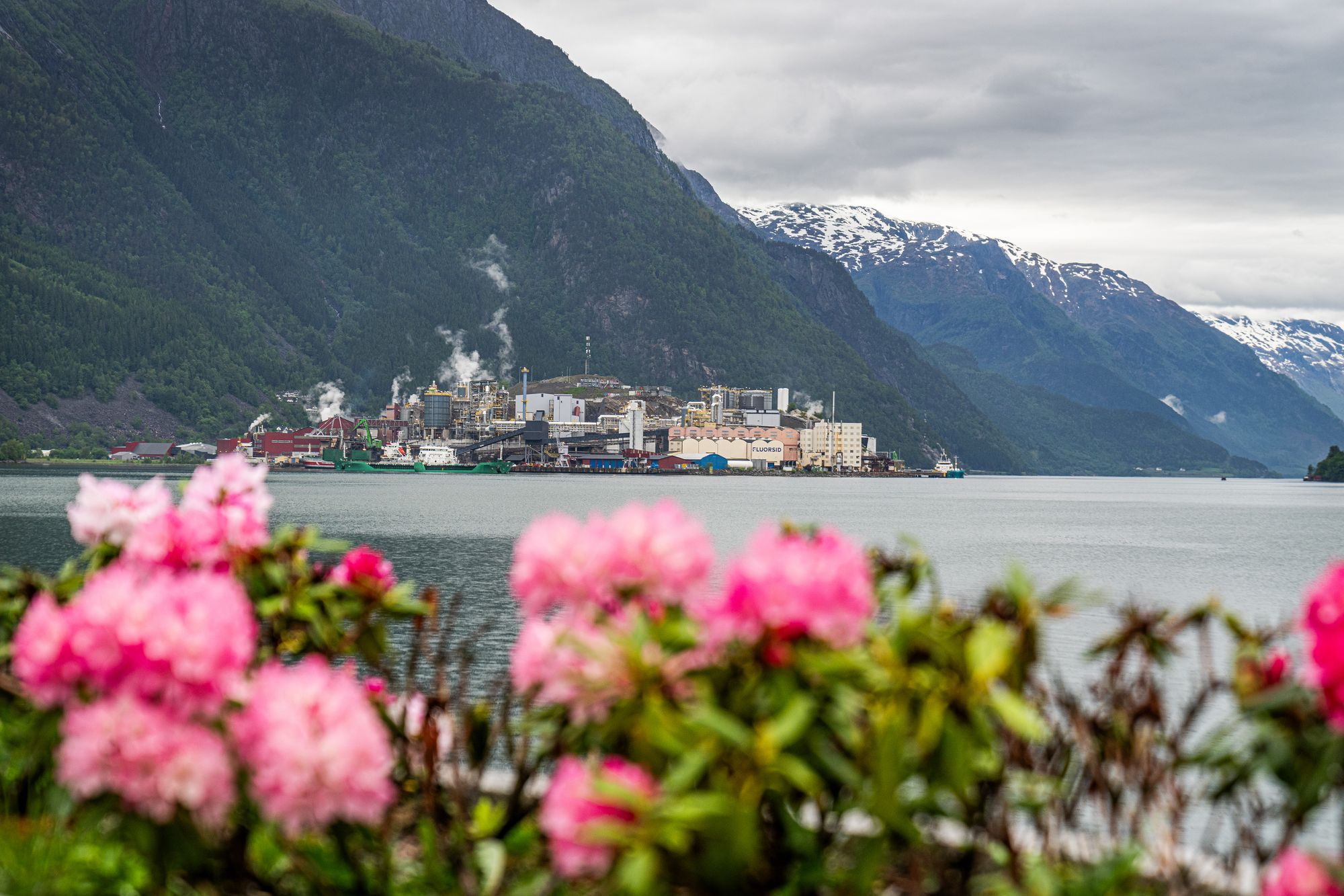 Sinkfabrikk, sinkprodusent. Dronebilde av Boliden i Sørfjorden.