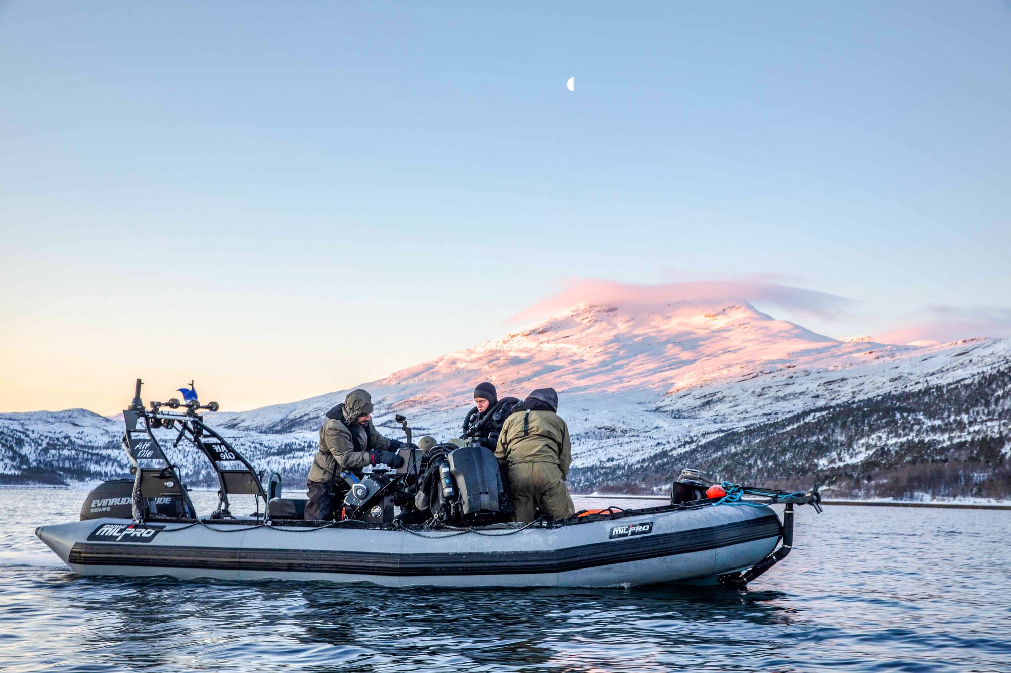 En minedykker trener i Ofotfjorden i 2022. 
