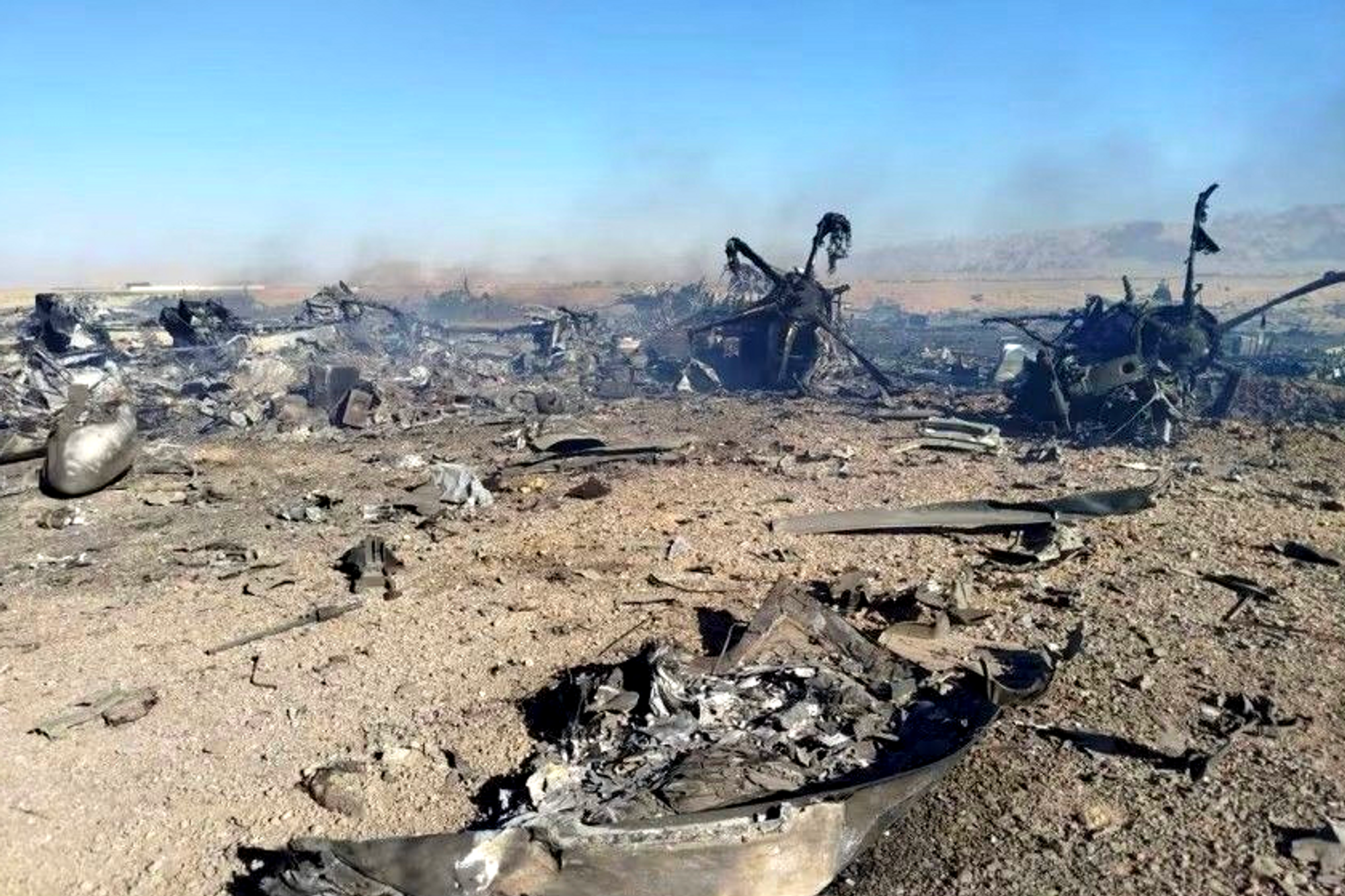 Bildet er frigitt av iranske statlige medier og geolokalisert av CNN. Det viser angivelig utbrente vrakrester fra flere fly og helikoptre rundt 50 kilometer fra den iranske byen Isfahan 5. april 2026. Iranske statlige medier hevder at iranske styrker skjøt ned luftfartøyene på bildene.