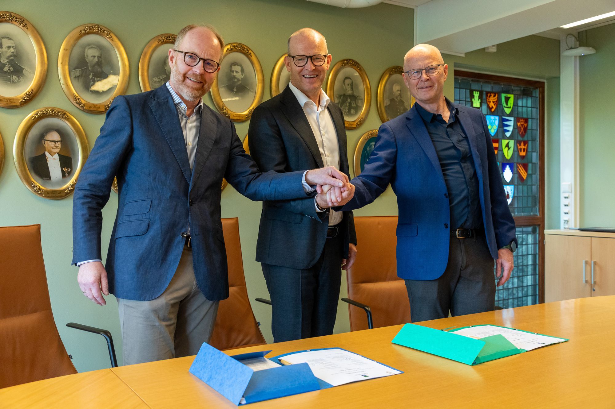 Administrerende direktør Frithjof Ugelstad Frederiksen i Bekk (t.v.), kartverkssjef Johnny Welle og administrerende direktør Per Gunnar Tronsli i Bouvet Norge smilte bredt etter at avtalen var inngått.