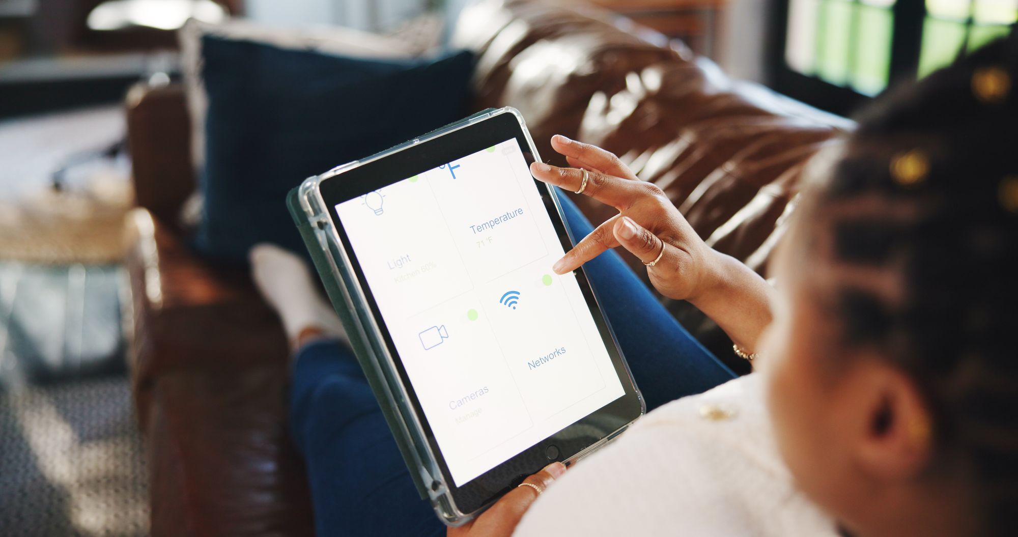 Folk er stort sett veldig positive til smartteknologi hjemme, sier forsker. Negative reaksjoner handler om at noe ikke fungerer eller er kompatibelt – men i liten grad om personvern, mener hun..