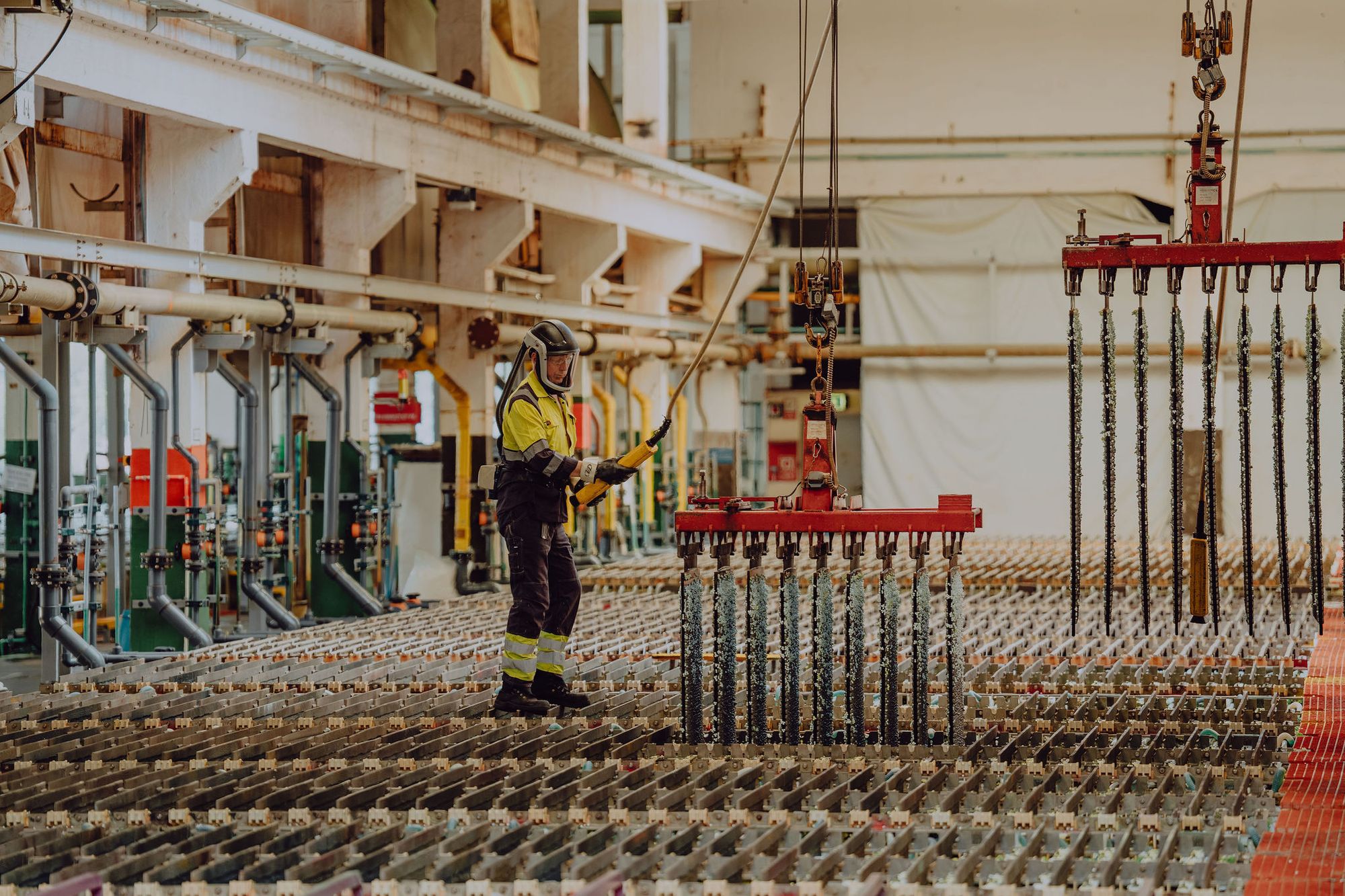Norges kobberproduksjon er et biprodukt av Glencores nikkelproduksjon. Bildet er fra nikkelelektrolysen og viser plater med ren nikkel som heises opp fra tankene.