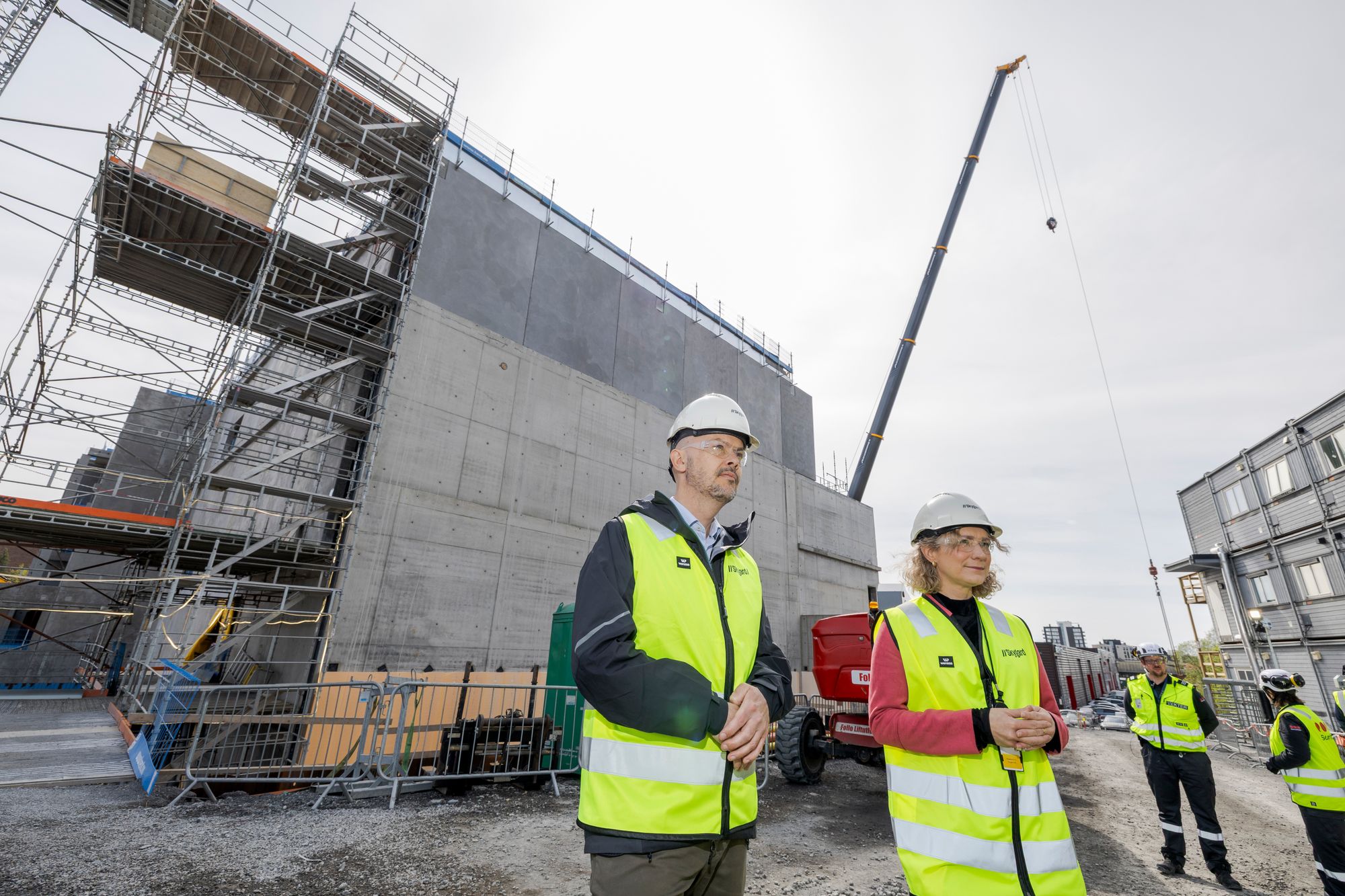 Her besøker Nkom-direktør John-Eivind Velure og digitaliseringsminister Karianne Tung (Ap) Skygards datasenter på Økern i Oslo.