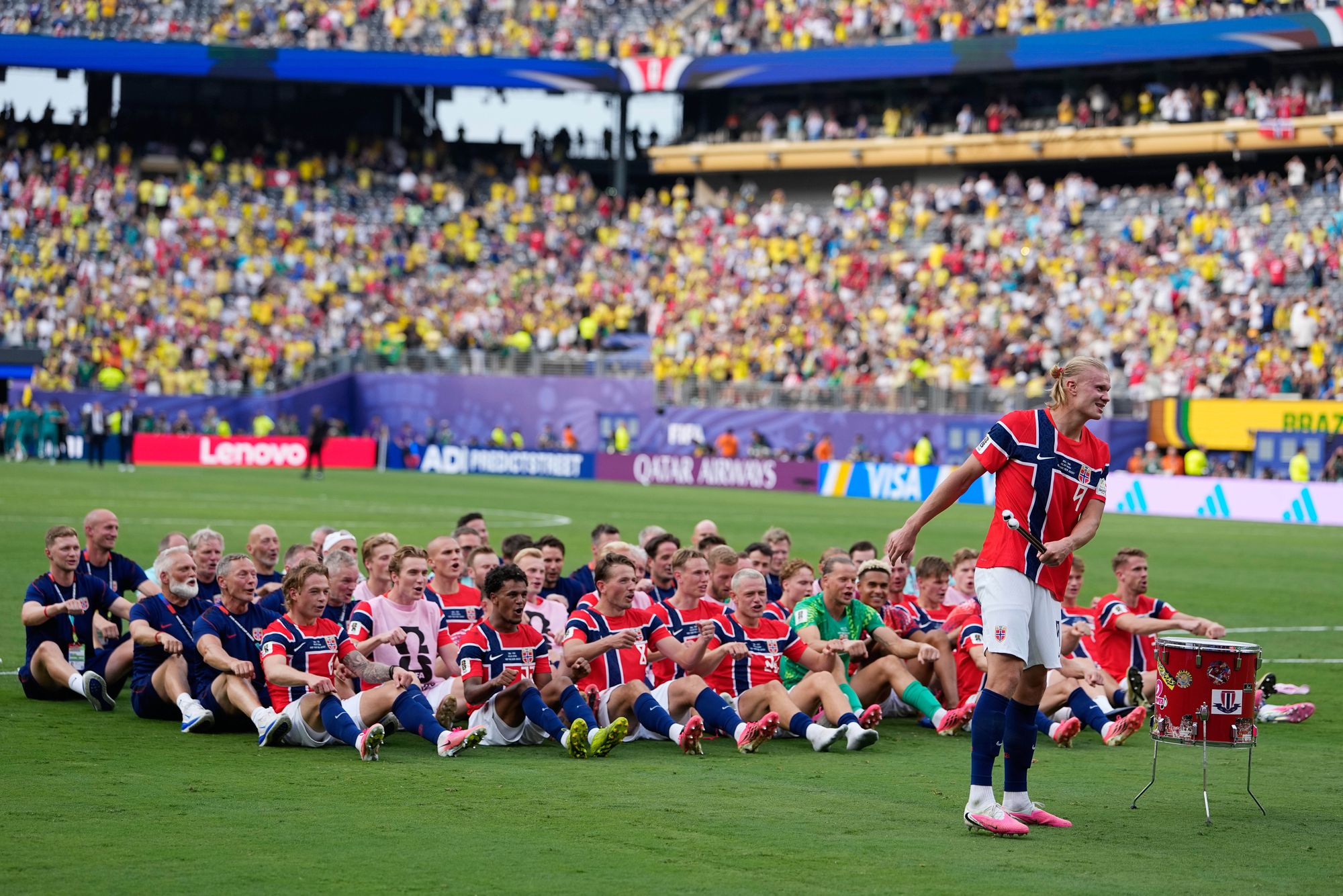Fotballandslaget, med Erling Braut Haaland i spissen, rodde sammen med supporterne i etterkant av seieren mot Brasil i åttendedelsfinalen i VM.