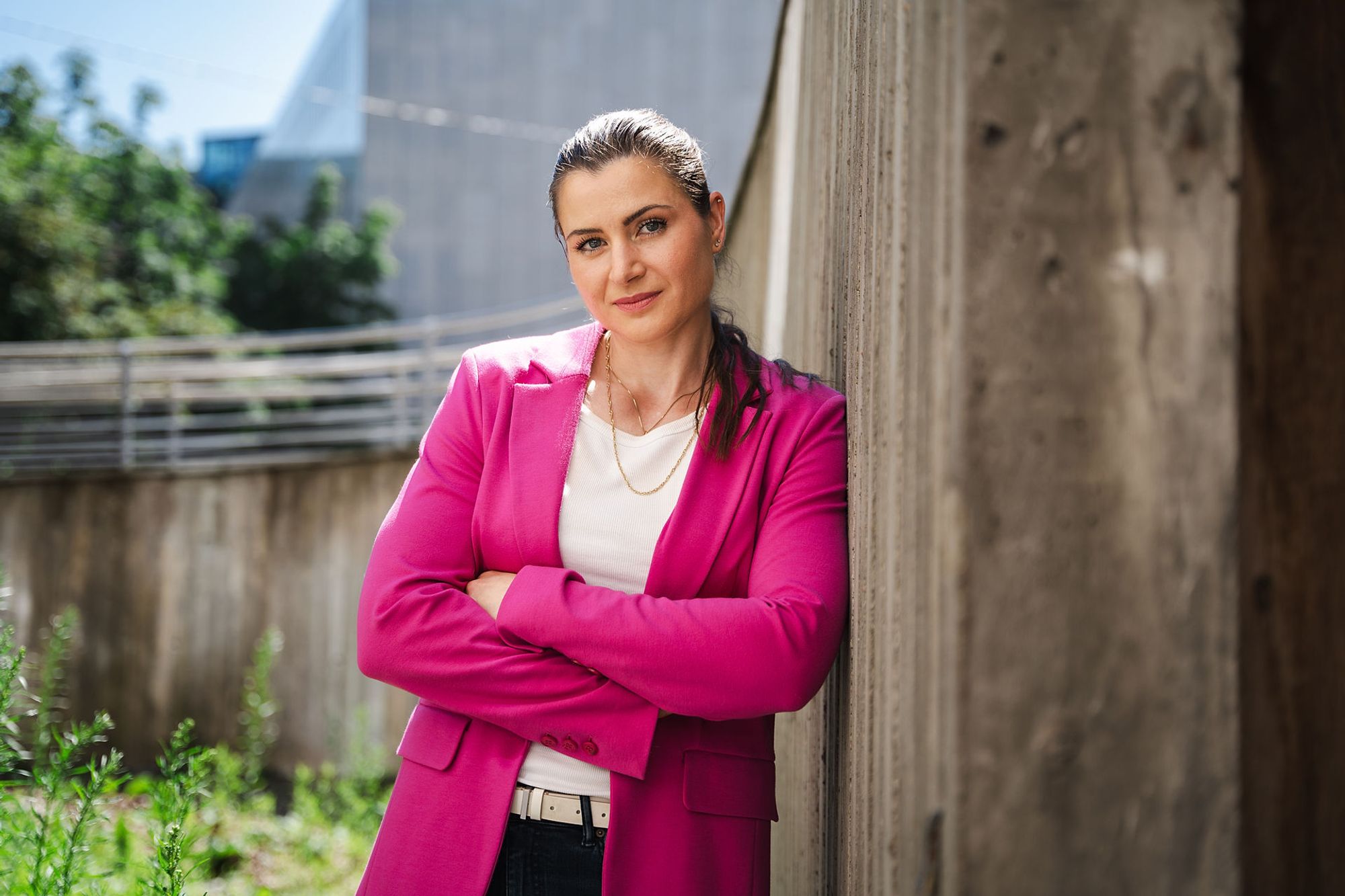 Når Tekna-presidenten ikke jobber med digital sikkerhet, finner hun gjerne frem loddebolten. Foto: Mikkel Moe