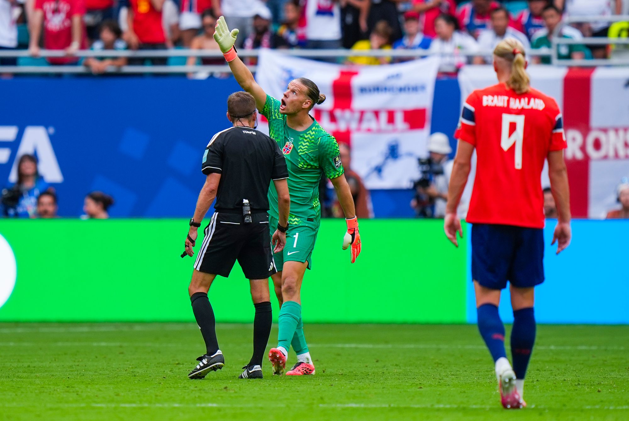 Ørjan Nyland reagerer ved å peke mot spidercam-vaieren etter Englands utligning. Foto: Terje Pedersen / NTB