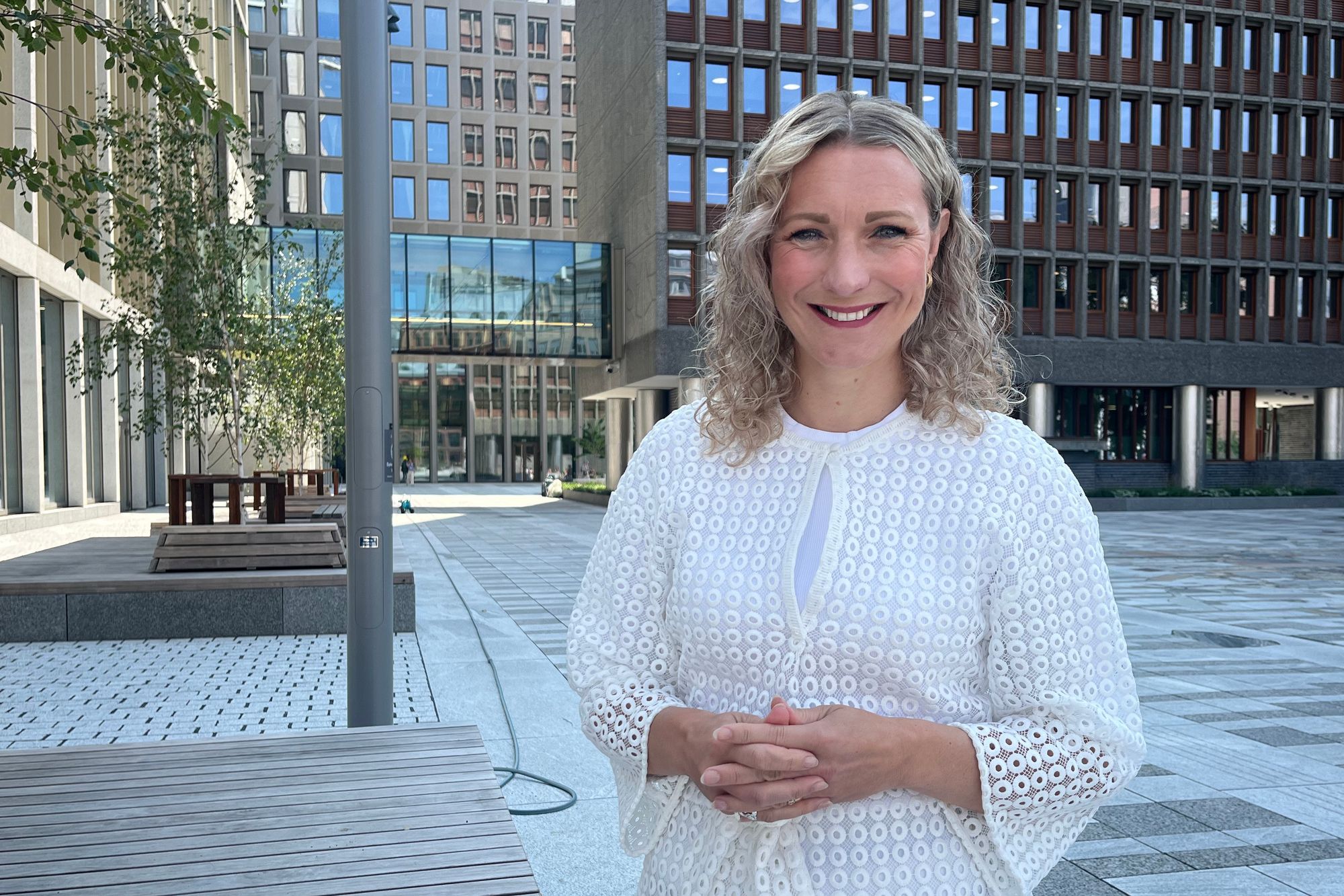 Digitaliserings- og forvaltningsminsiter Karianne Tung reiser ikke noe særlig utenom på hytta, hvor hun kan senke skuldrene og nyte livet.