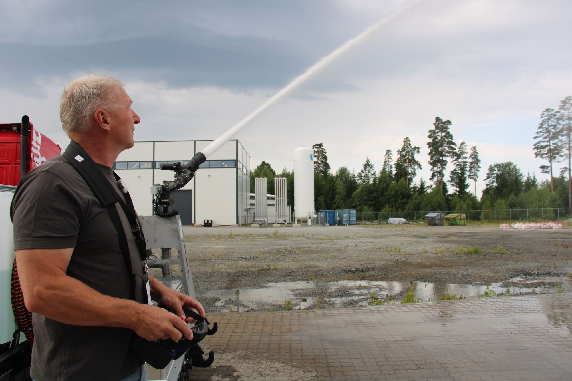 Riggene gjør vanlige kjøretøy om til beredskapsenheter, forklarer utviklingssjef Lorents Gran i Skjoldr.