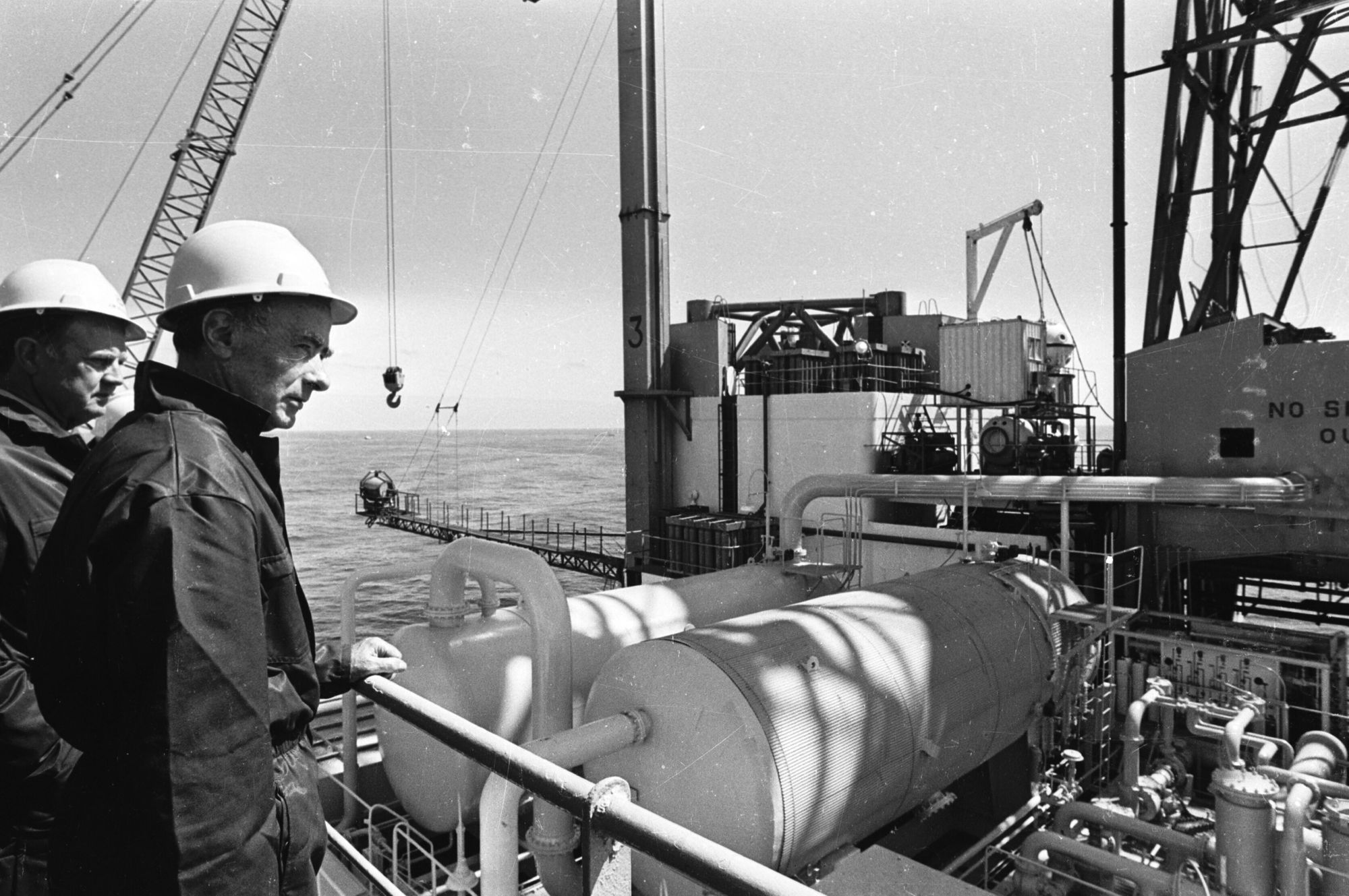 Statsminister Trygve Bratteli (Ap) åpner Ekofiskfeltet fra plattformen Gulftide 8. juni 1971.