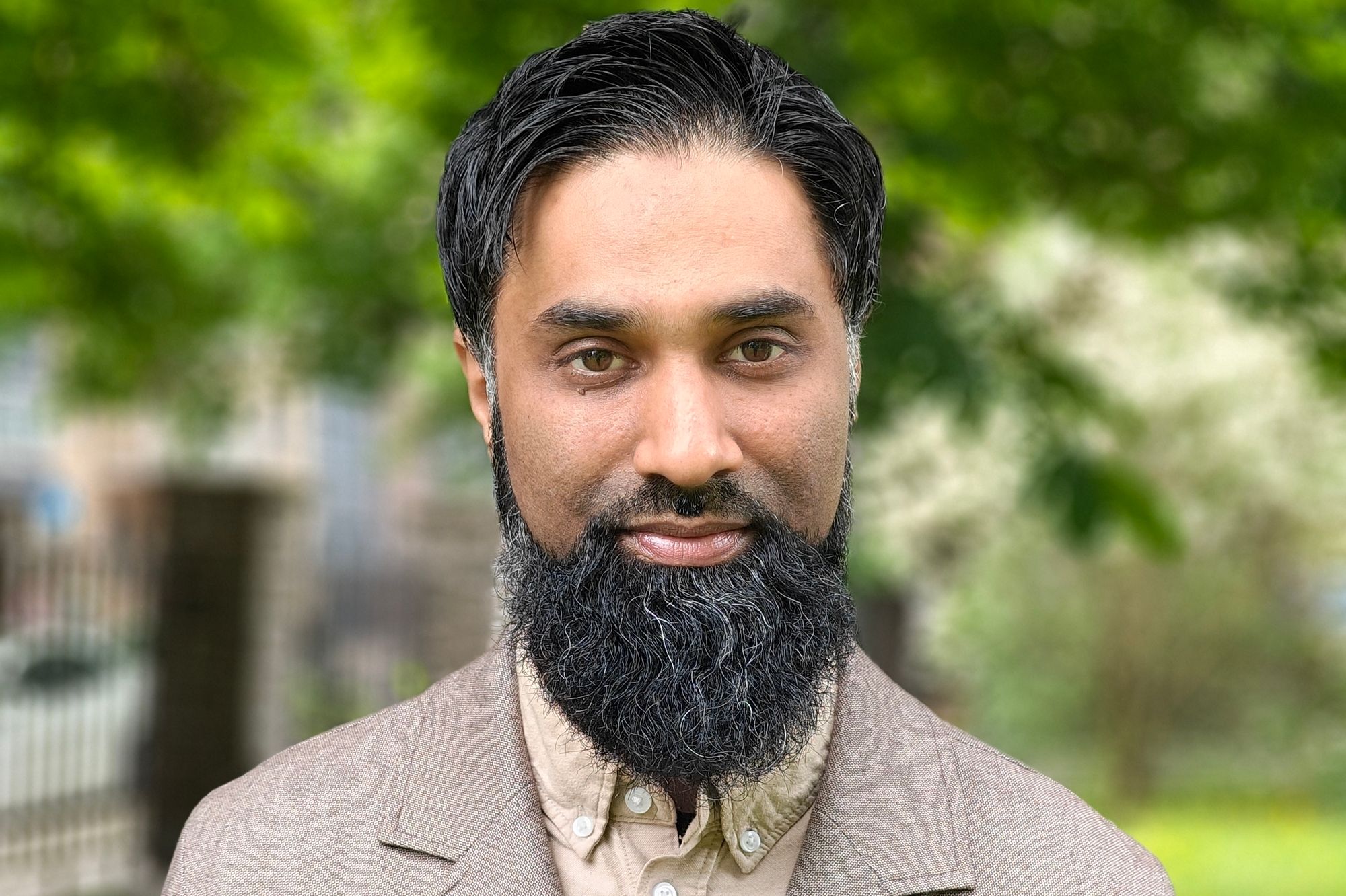 – Spørsmålet blir ikke bare om en tekst er skrevet av et menneske eller en maskin. Spørsmålet blir hvem som tar ansvar for det teksten sier, skriver Zeshan Ullah Qureshi.