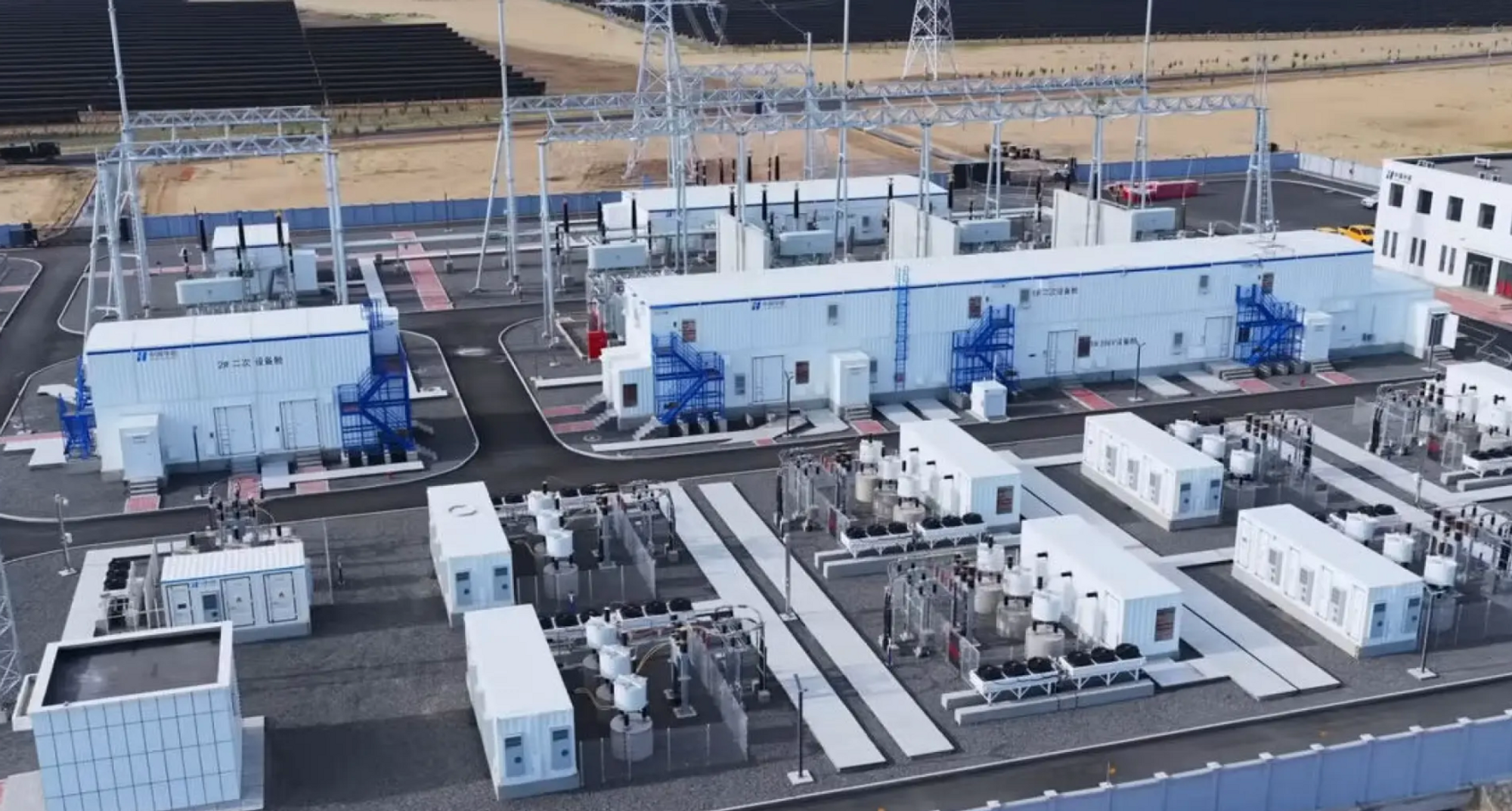 Et storskala-anlegg for energilagring bestående av battericontainere.