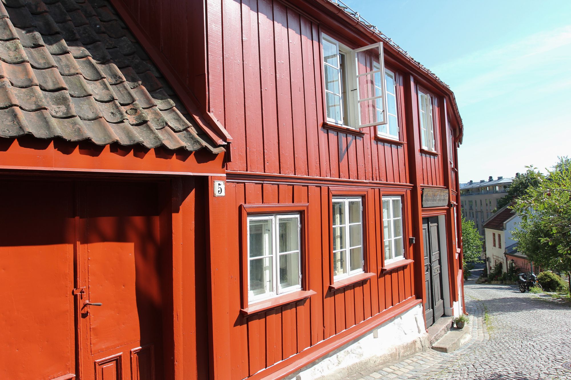 Bak de gamle fasadene kan skjulte hulrom gi flammene veier som er vanskelige å se. Foto:
